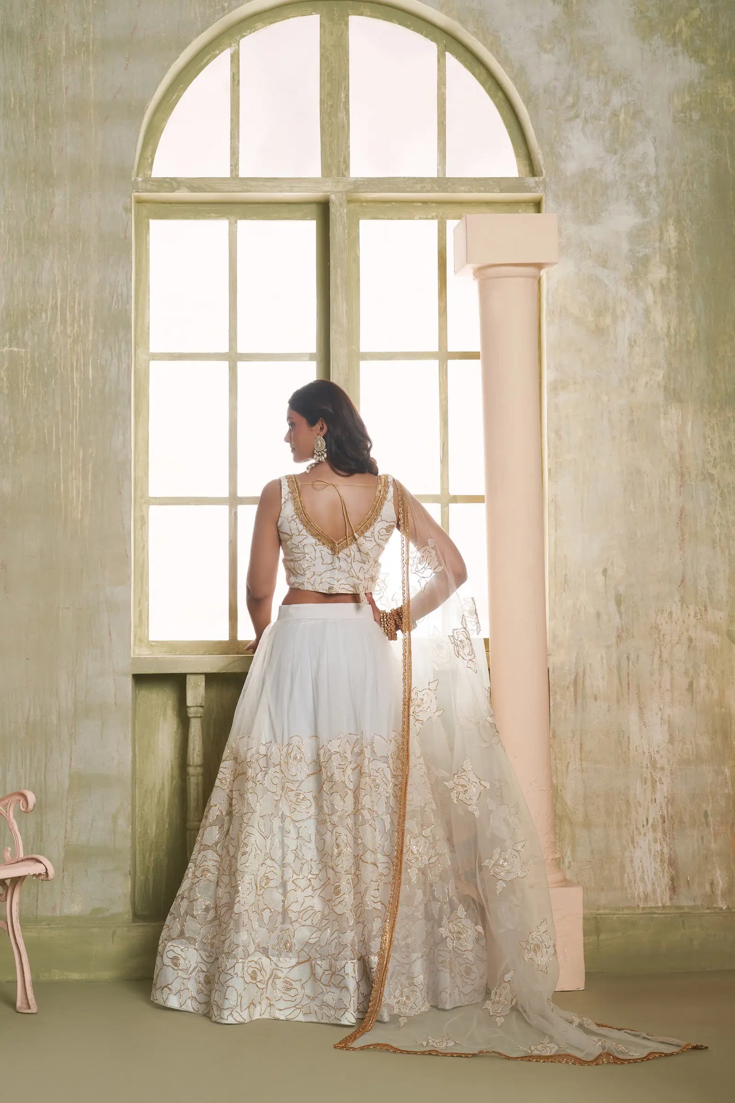 Ensemble Lehenga de Mariage Traditionnel Blanc Nacré avec Broderies Luxueuses COLLECTION CHANDRALEKHA