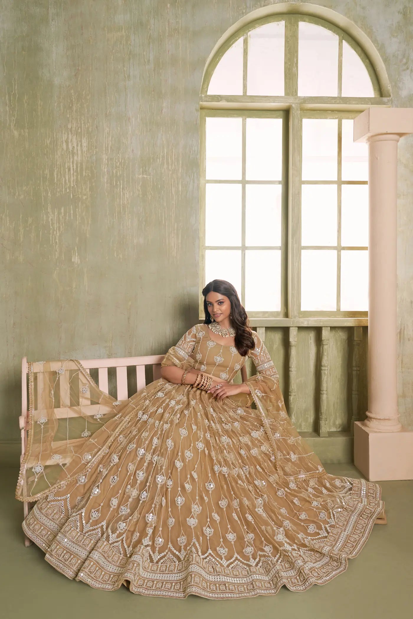Lehenga Choli beige en résille avec broderie au fil de coton et sequins COLLECTION CHANDRALEKHA