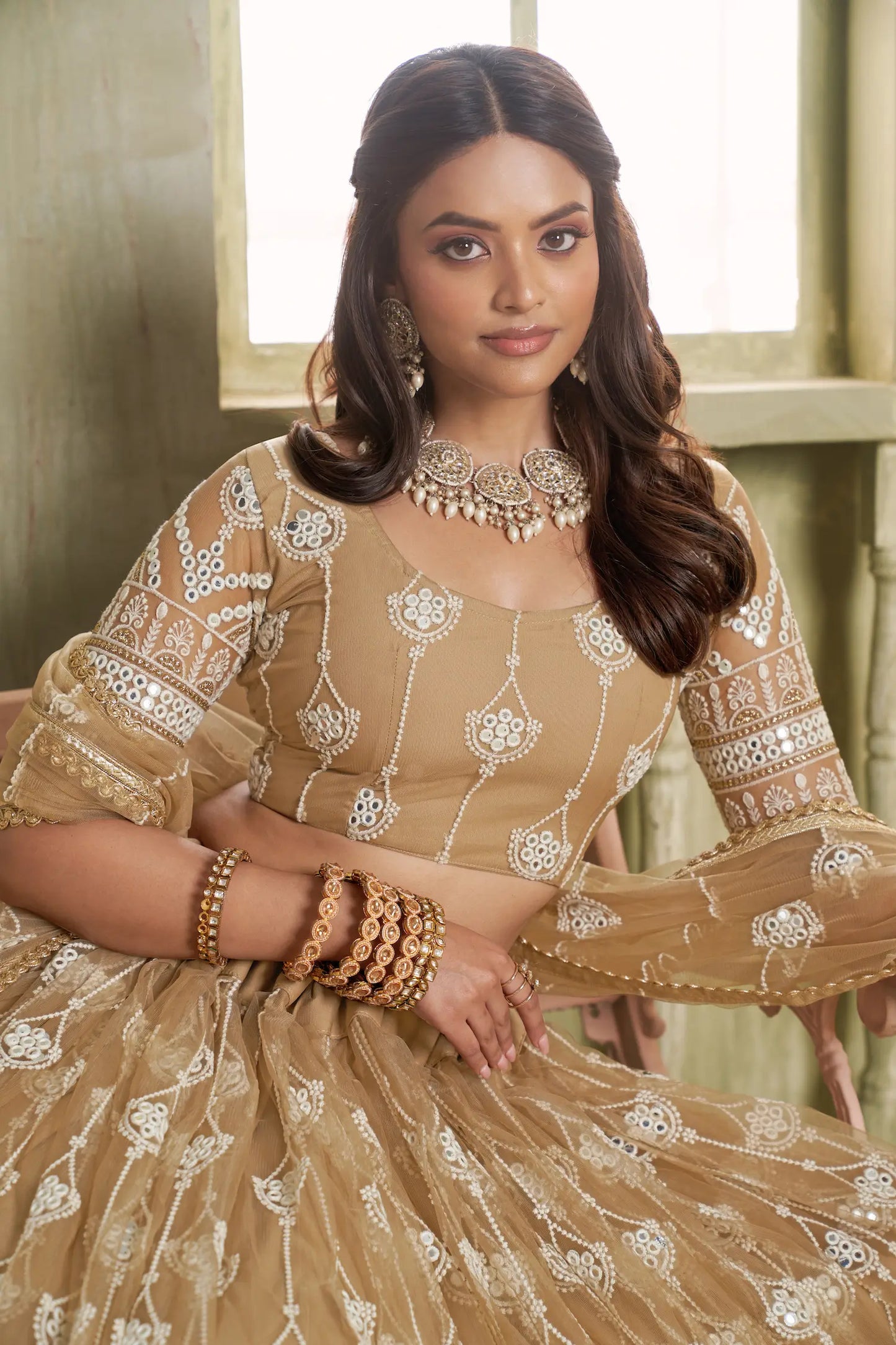 Lehenga Choli beige en résille avec broderie au fil de coton et sequins COLLECTION CHANDRALEKHA