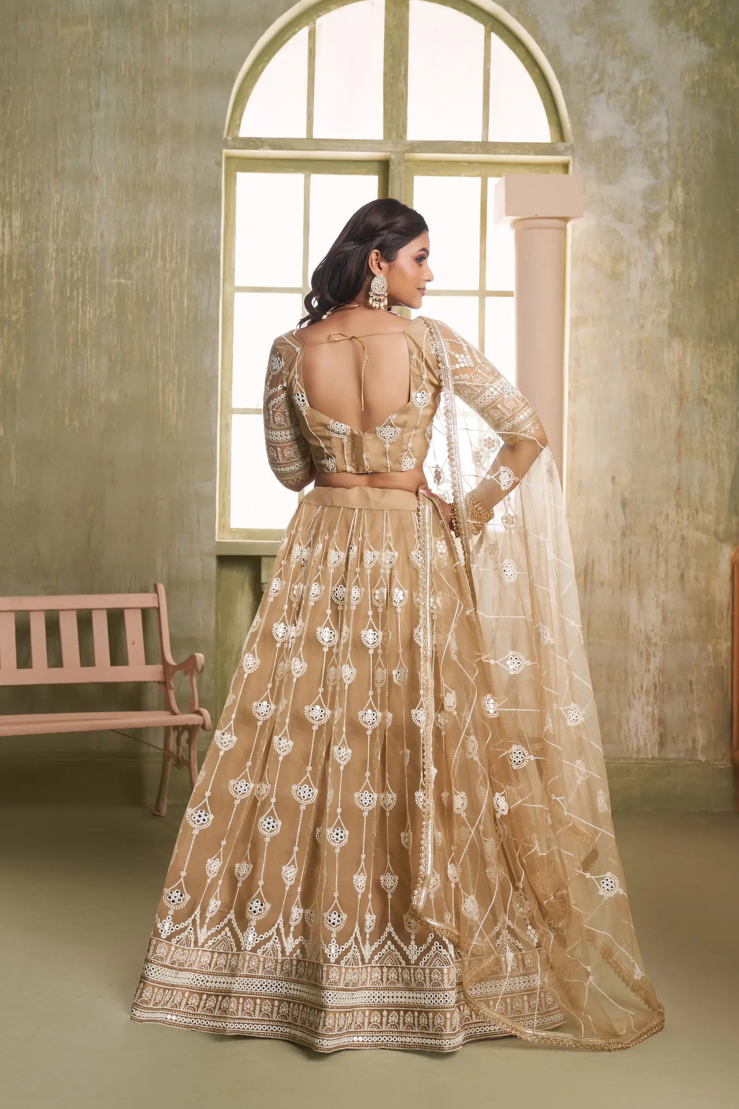 Lehenga Choli beige en résille avec broderie au fil de coton et sequins COLLECTION CHANDRALEKHA