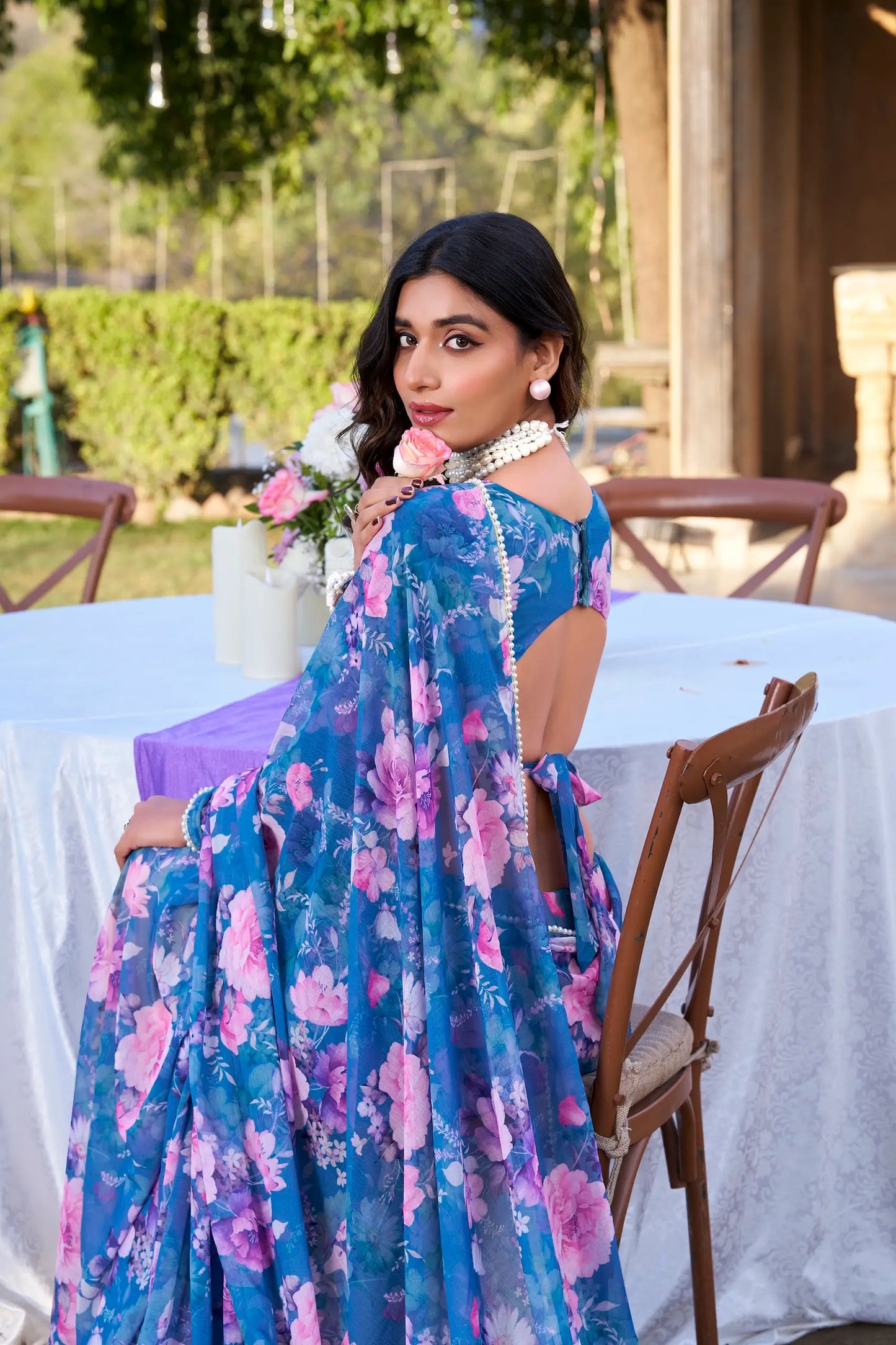 Sari fleuri bleu en tissu marbré léger orné d’une bordure élégante en dentelle perlée, manches longues COLLECTION KATRINA