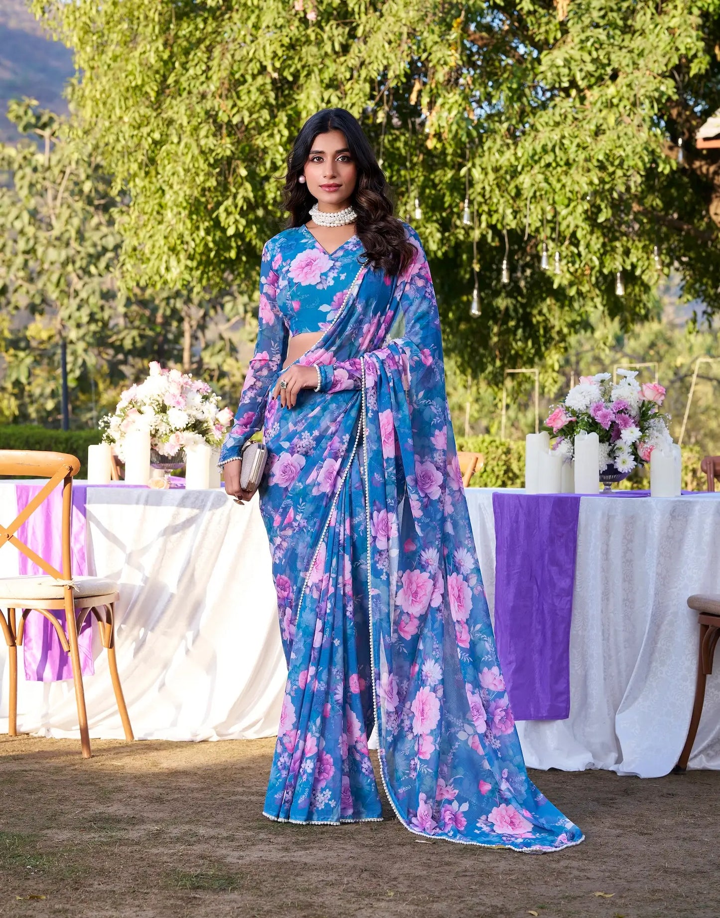 Sari fleuri bleu en tissu marbré léger orné d’une bordure élégante en dentelle perlée, manches longues COLLECTION KATRINA