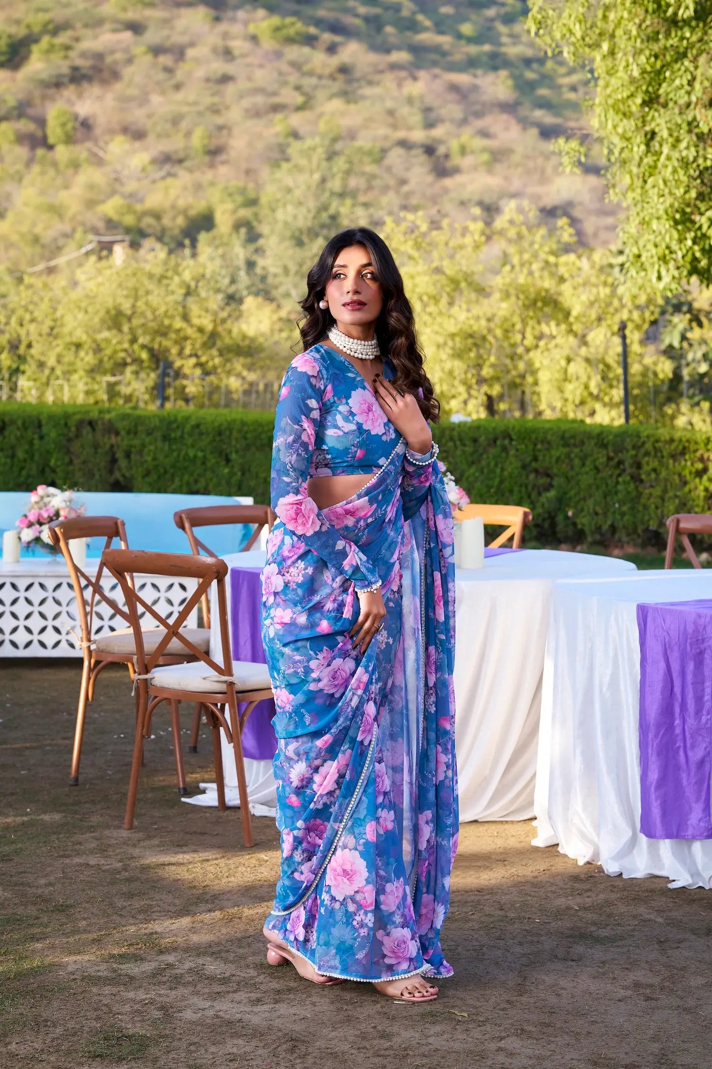 Sari fleuri bleu en tissu marbré léger orné d’une bordure élégante en dentelle perlée, manches longues COLLECTION KATRINA