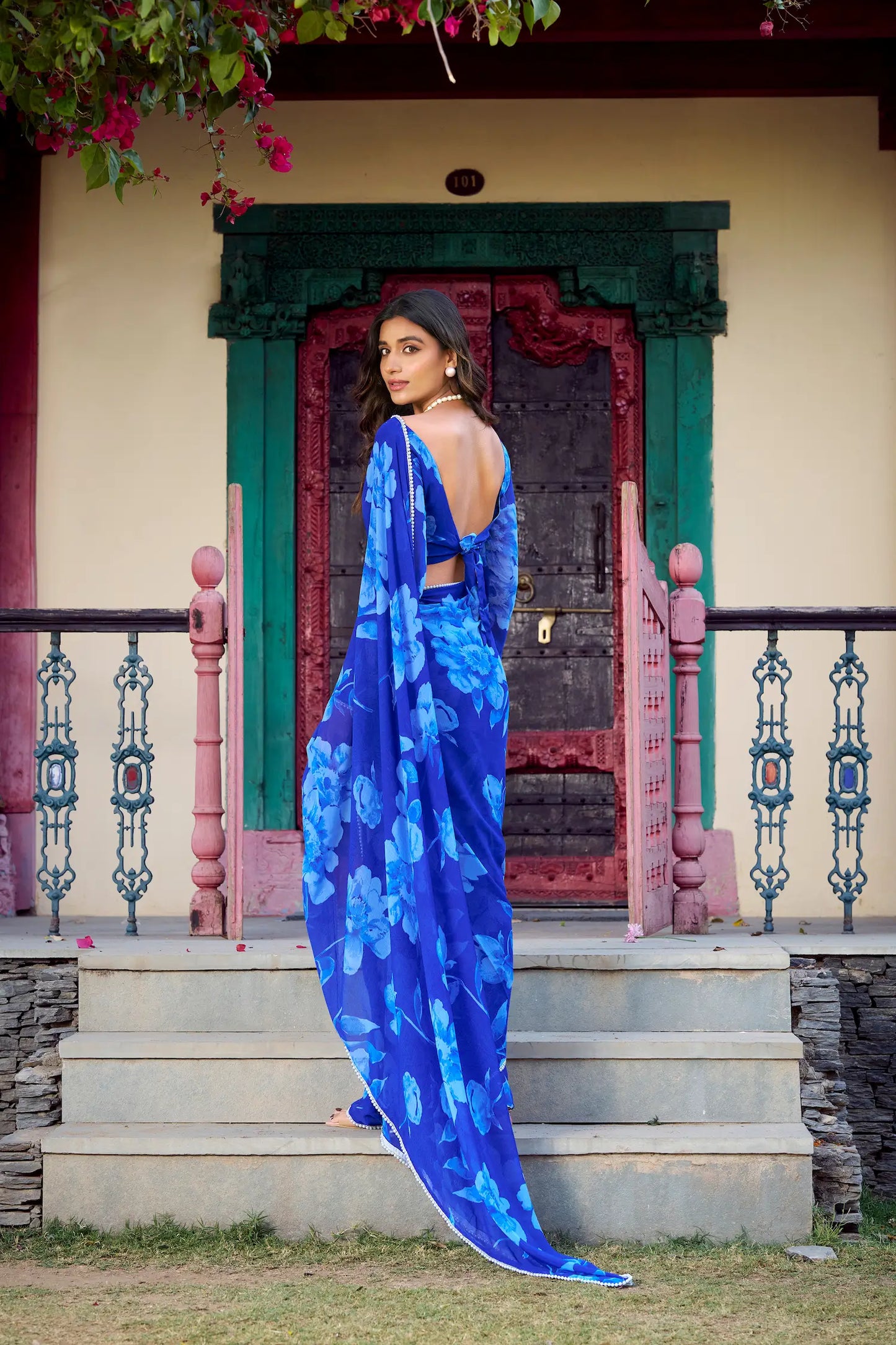 Sari fleuri en chiffon bleu avec bordure en dentelle de perles