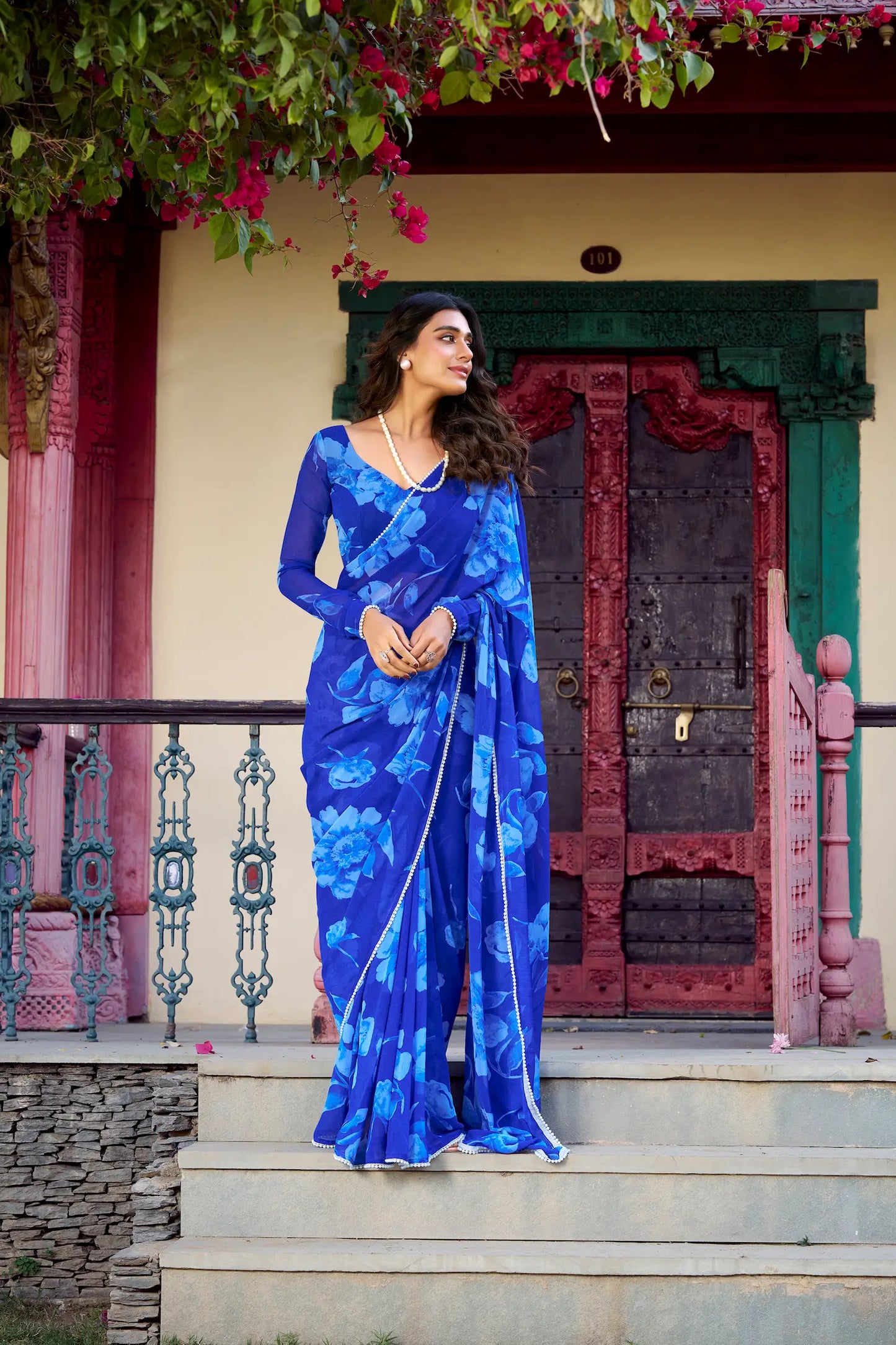 Sari fleuri en chiffon bleu avec bordure en dentelle de perles