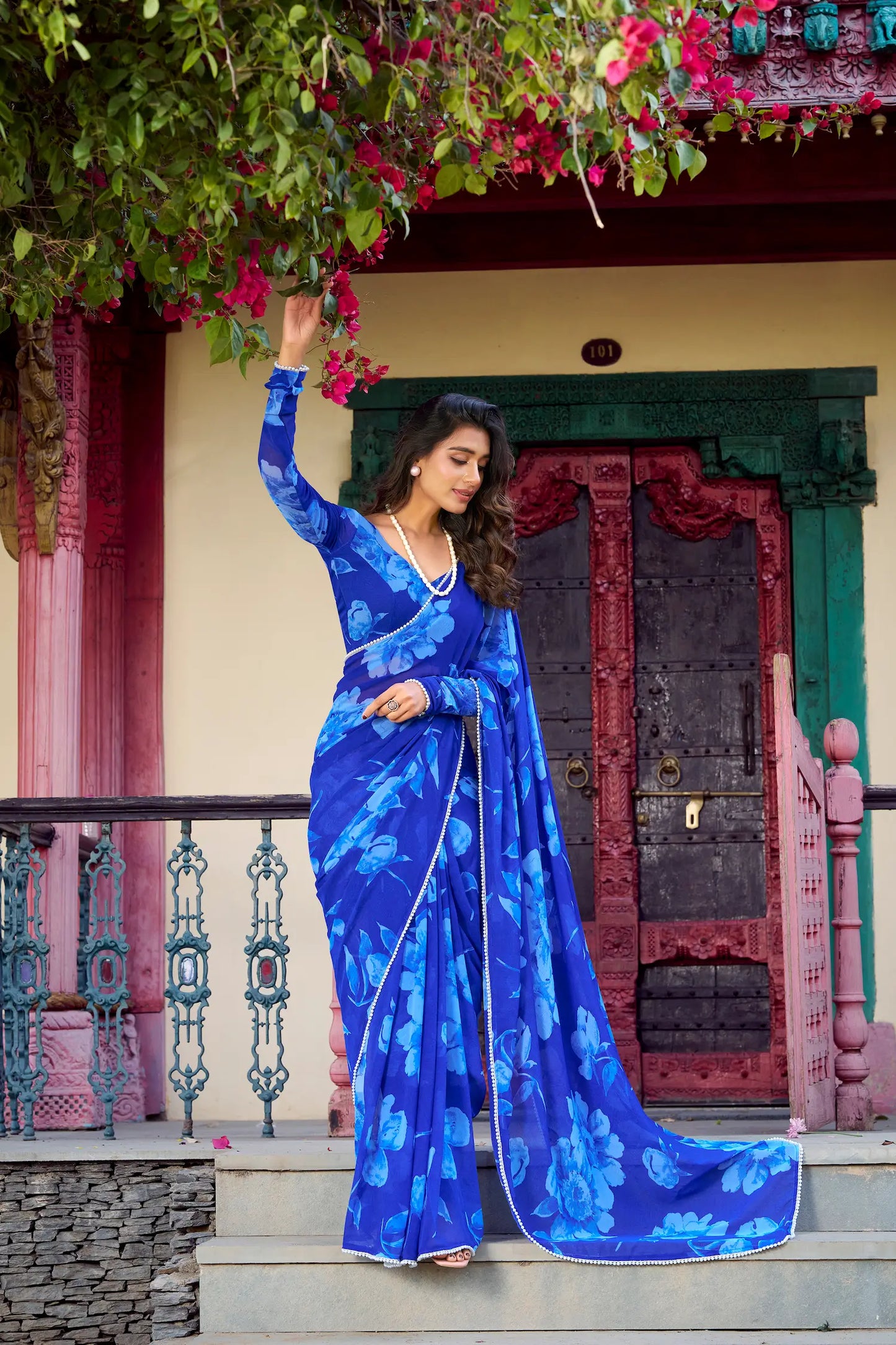 Sari fleuri en chiffon bleu avec bordure en dentelle de perles
