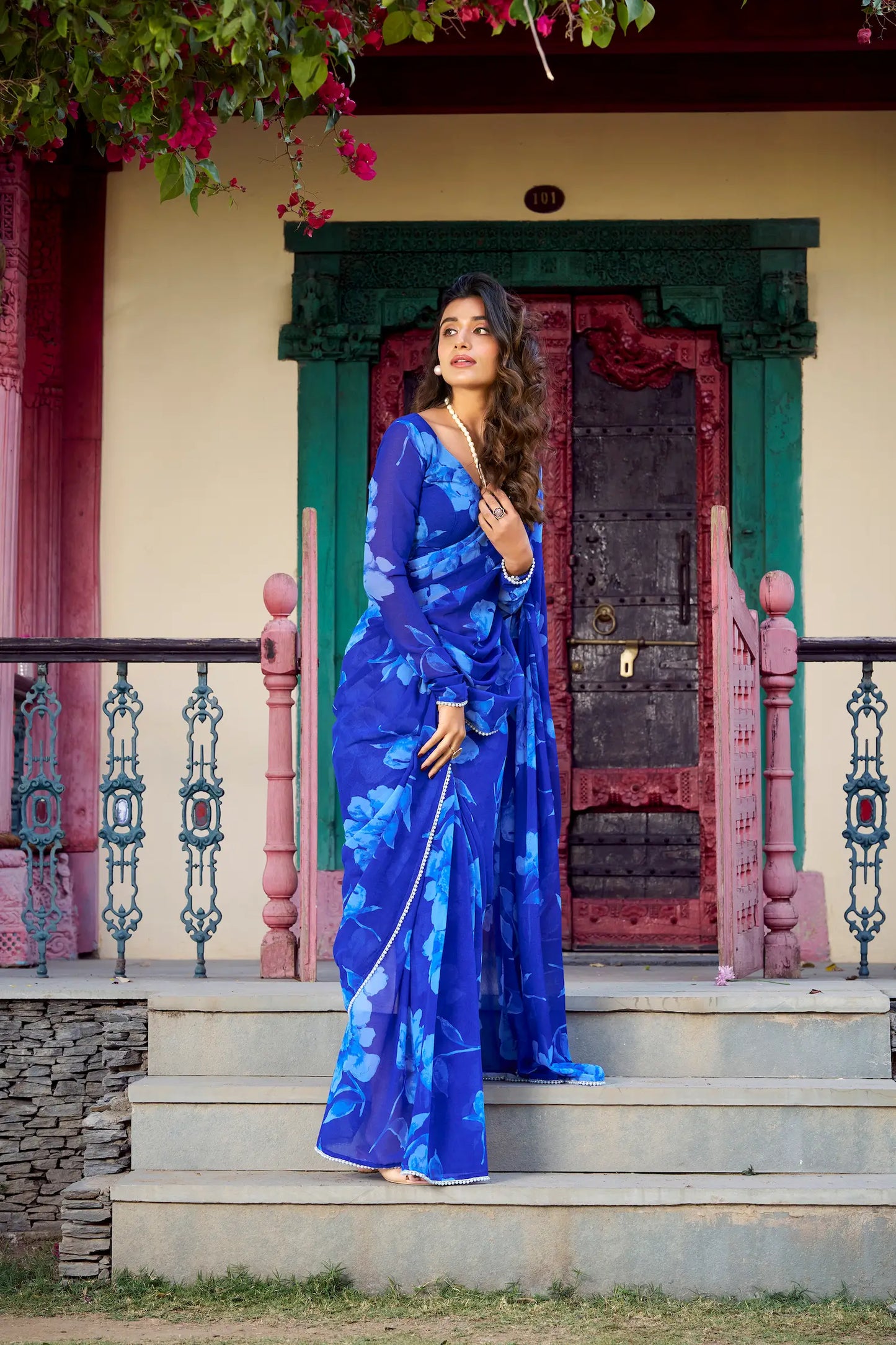 Sari fleuri en chiffon bleu avec bordure en dentelle de perles