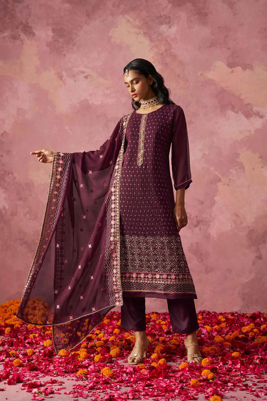 Ensemble Kurta droit couleur violet foncé avec broderie fantaisie et dupatta