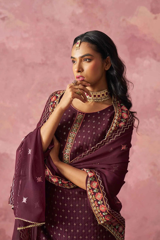 Ensemble Kurta droit couleur violet foncé avec broderie fantaisie et dupatta