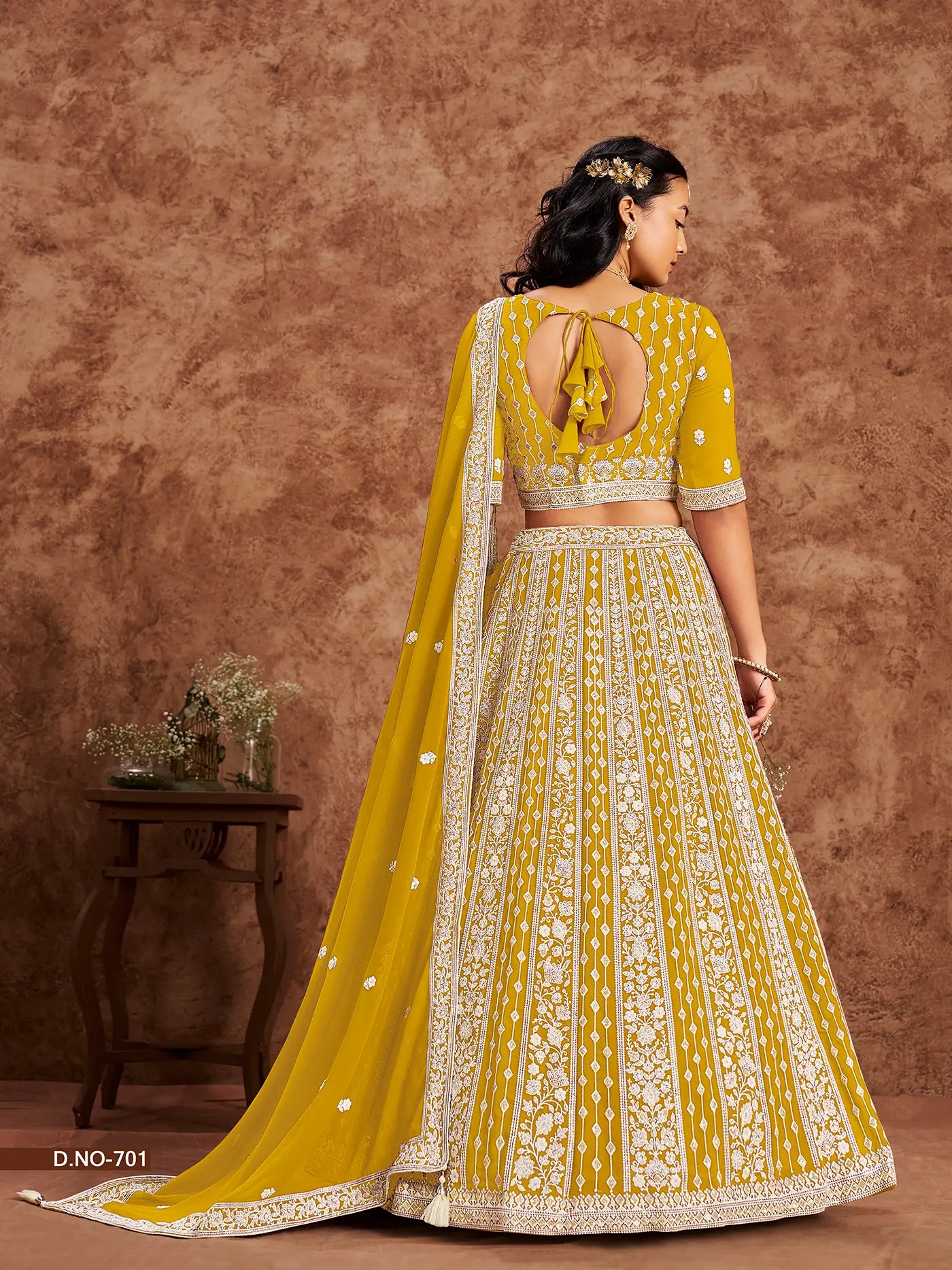 Designer Lehenga Choli gelb aus Kunstgeorgette mit Fadenstickerei und Pailletten