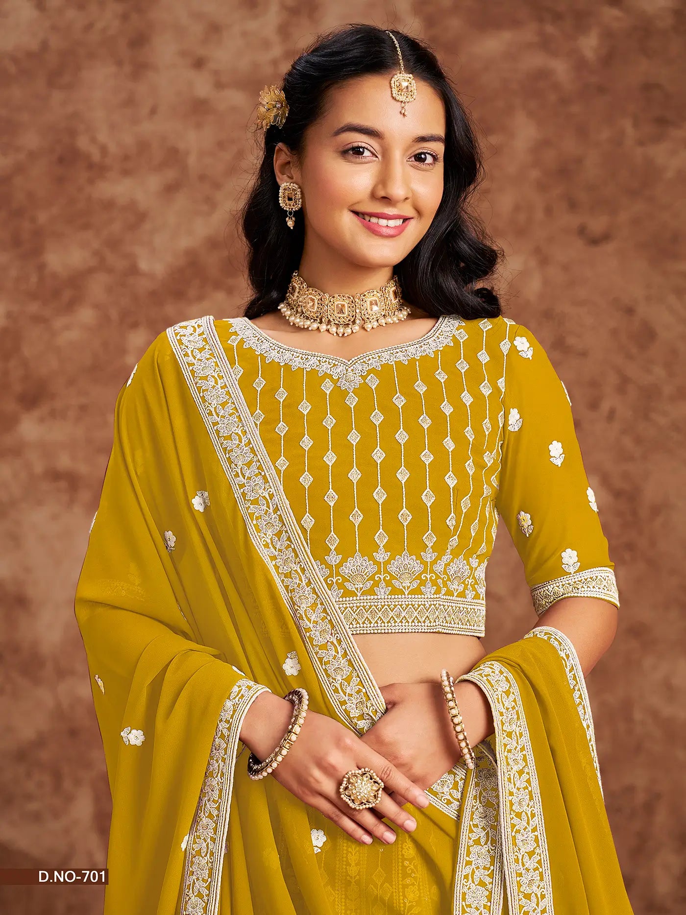 Designer Lehenga Choli gelb aus Kunstgeorgette mit Fadenstickerei und Pailletten