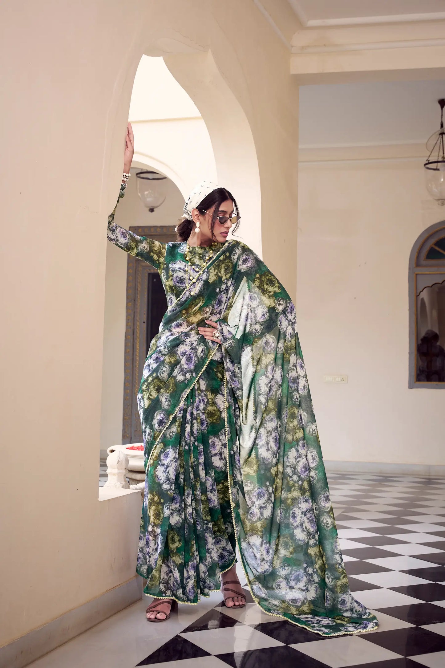 Sari vert fleuri en tissu léger effet marbré et bordure en dentelle perlé, manches longues COLLECTION KATRINA