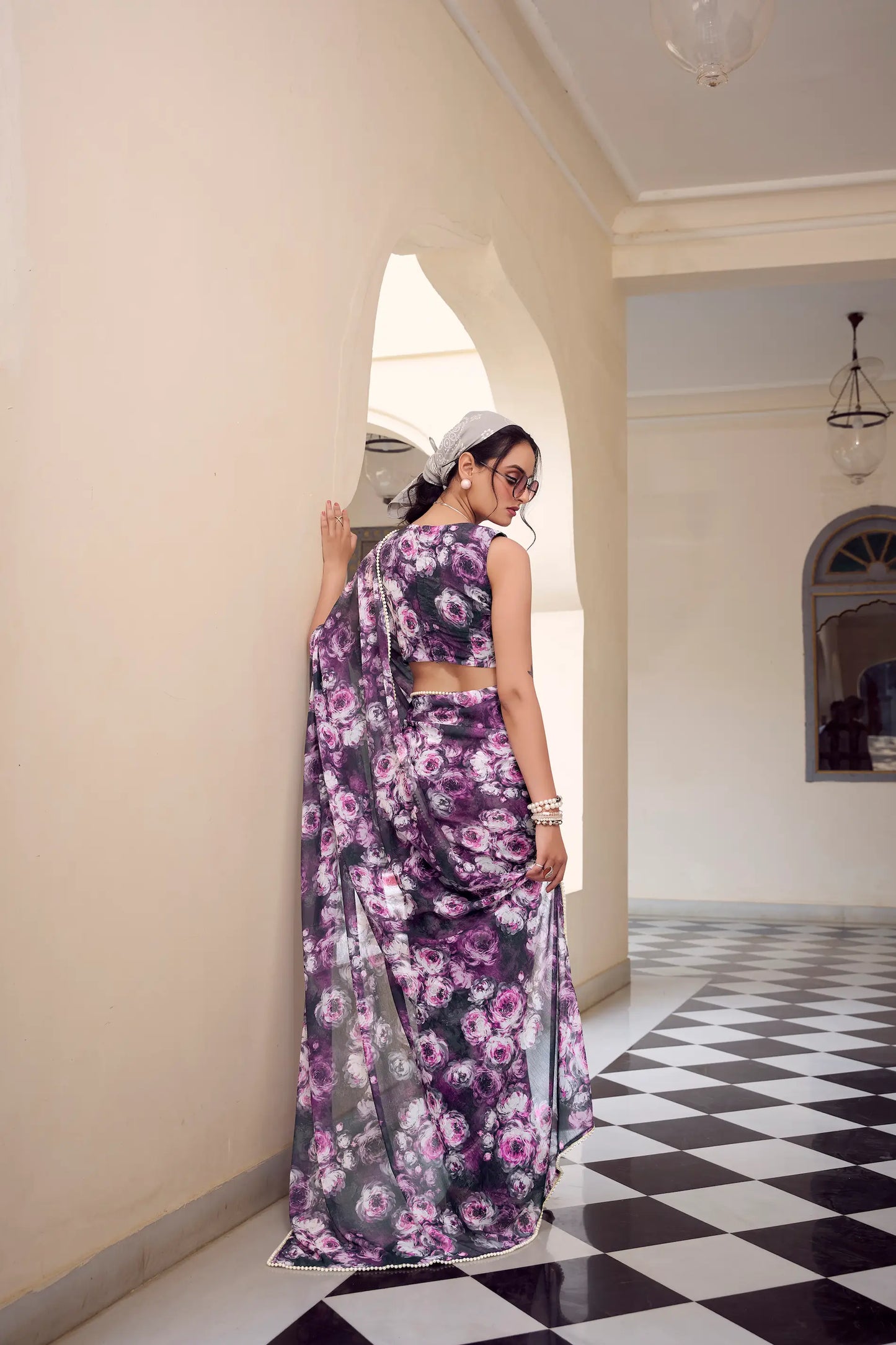 Sari gris fleuri en tissu marbré léger et bordure en dentelle perlée COLLECTION KATRINA