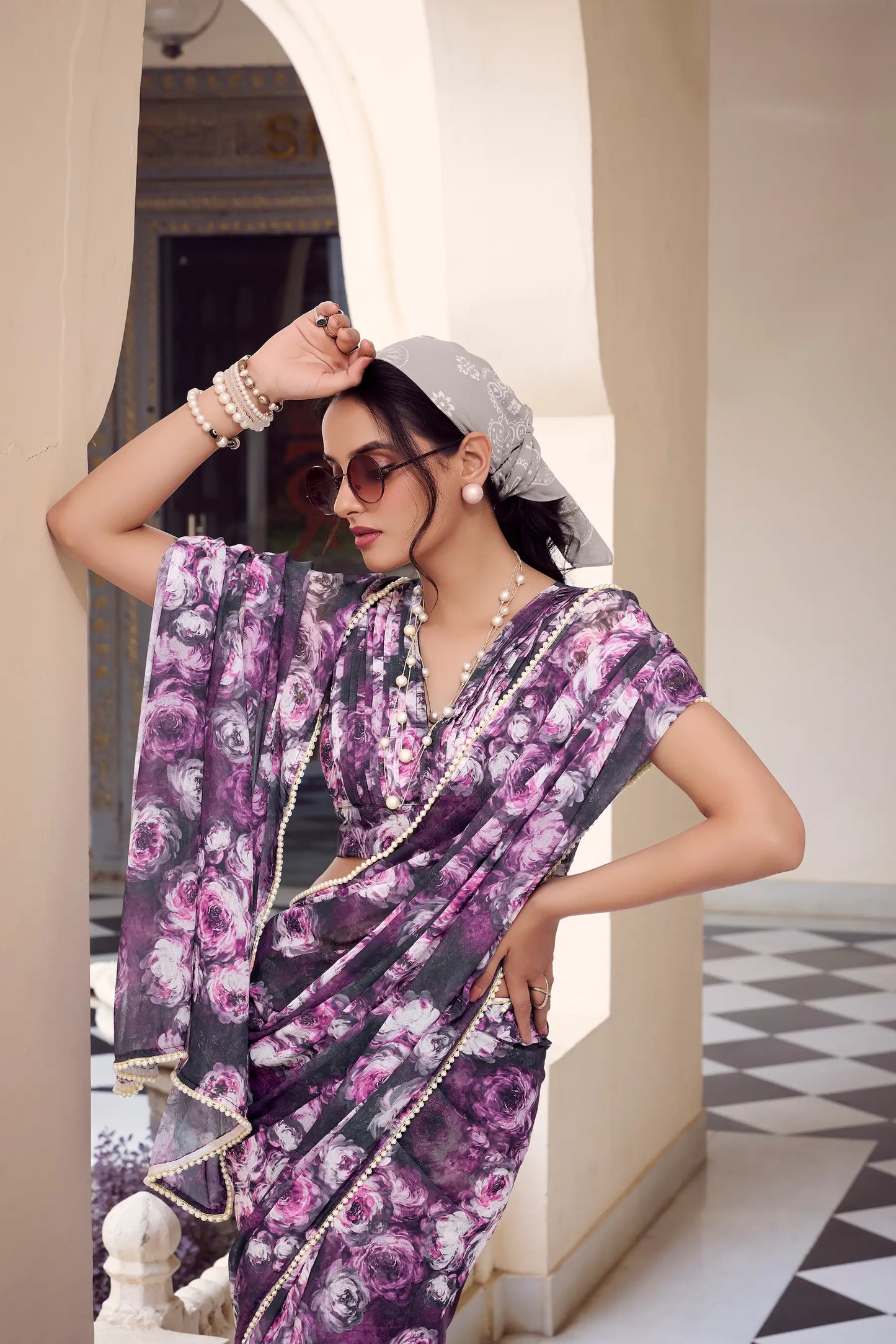 Sari gris fleuri en tissu marbré léger et bordure en dentelle perlée COLLECTION KATRINA