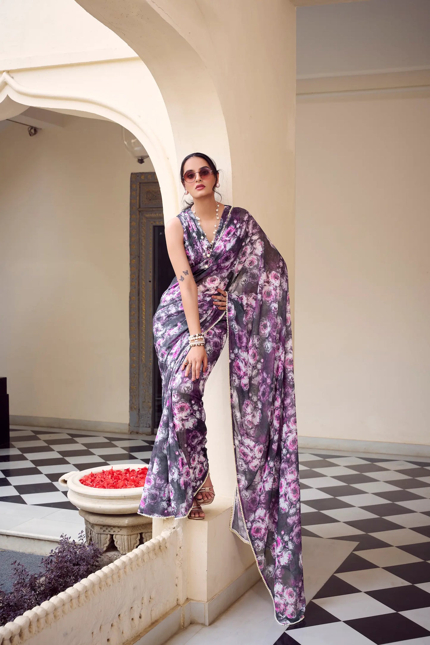 Sari gris fleuri en tissu marbré léger et bordure en dentelle perlée COLLECTION KATRINA
