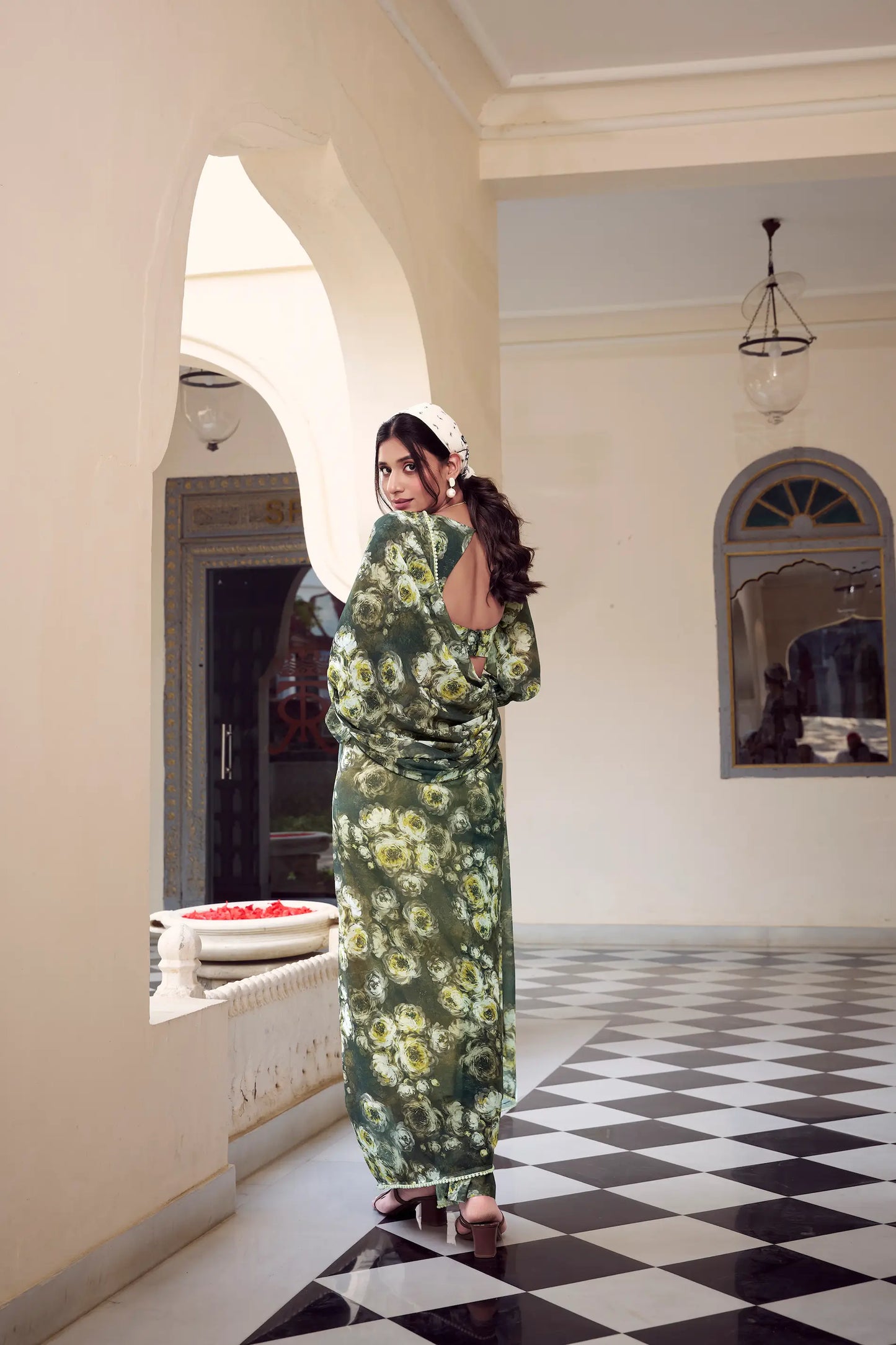 Sari fleuri en marbré léger vert olive et orné d’une bordure en dentelle perlée délicate, manches longues COLLECTION KATRINA