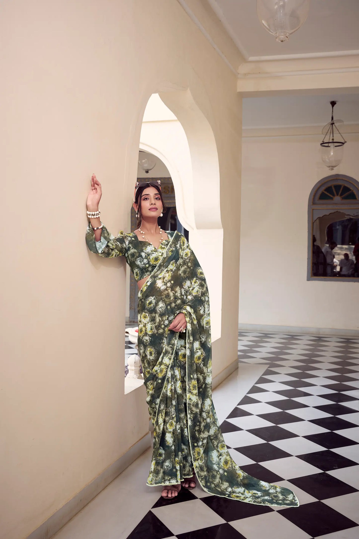 Sari fleuri en marbré léger vert olive et orné d’une bordure en dentelle perlée délicate, manches longues COLLECTION KATRINA