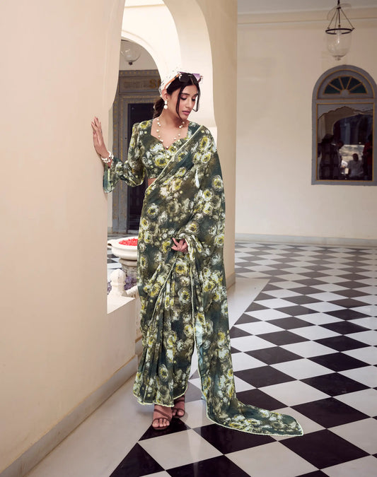 Sari fleuri en marbré léger vert olive et orné d’une bordure en dentelle perlée délicate, manches longues COLLECTION KATRINA