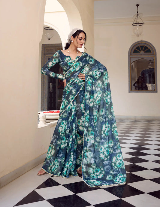Sari fleuri en marbré léger bleu marine, et une bordure en dentelle perlée raffinée, manches longues COLLECTION KATRINA