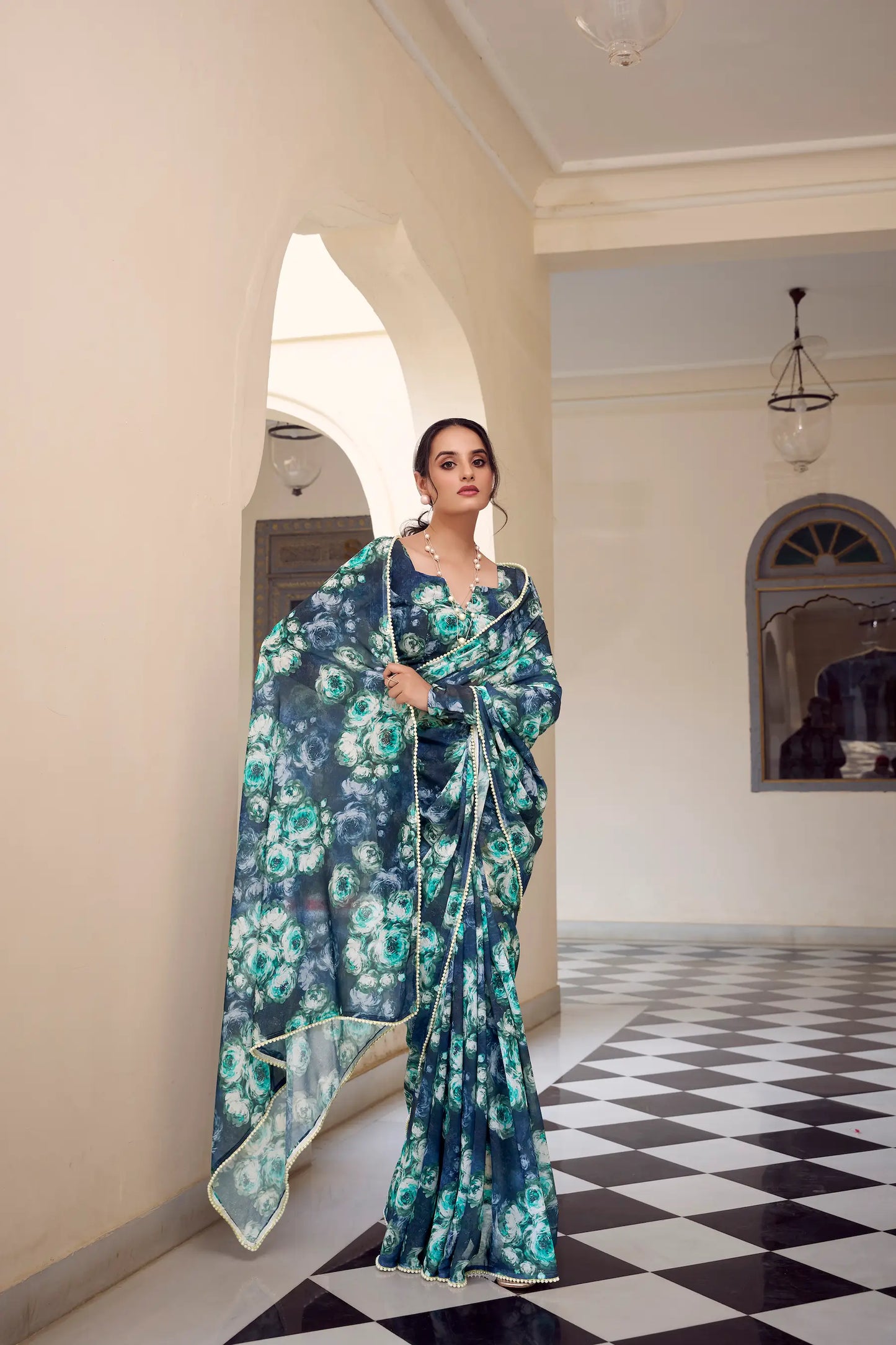 Sari fleuri en marbré léger bleu marine, et une bordure en dentelle perlée raffinée, manches longues COLLECTION KATRINA