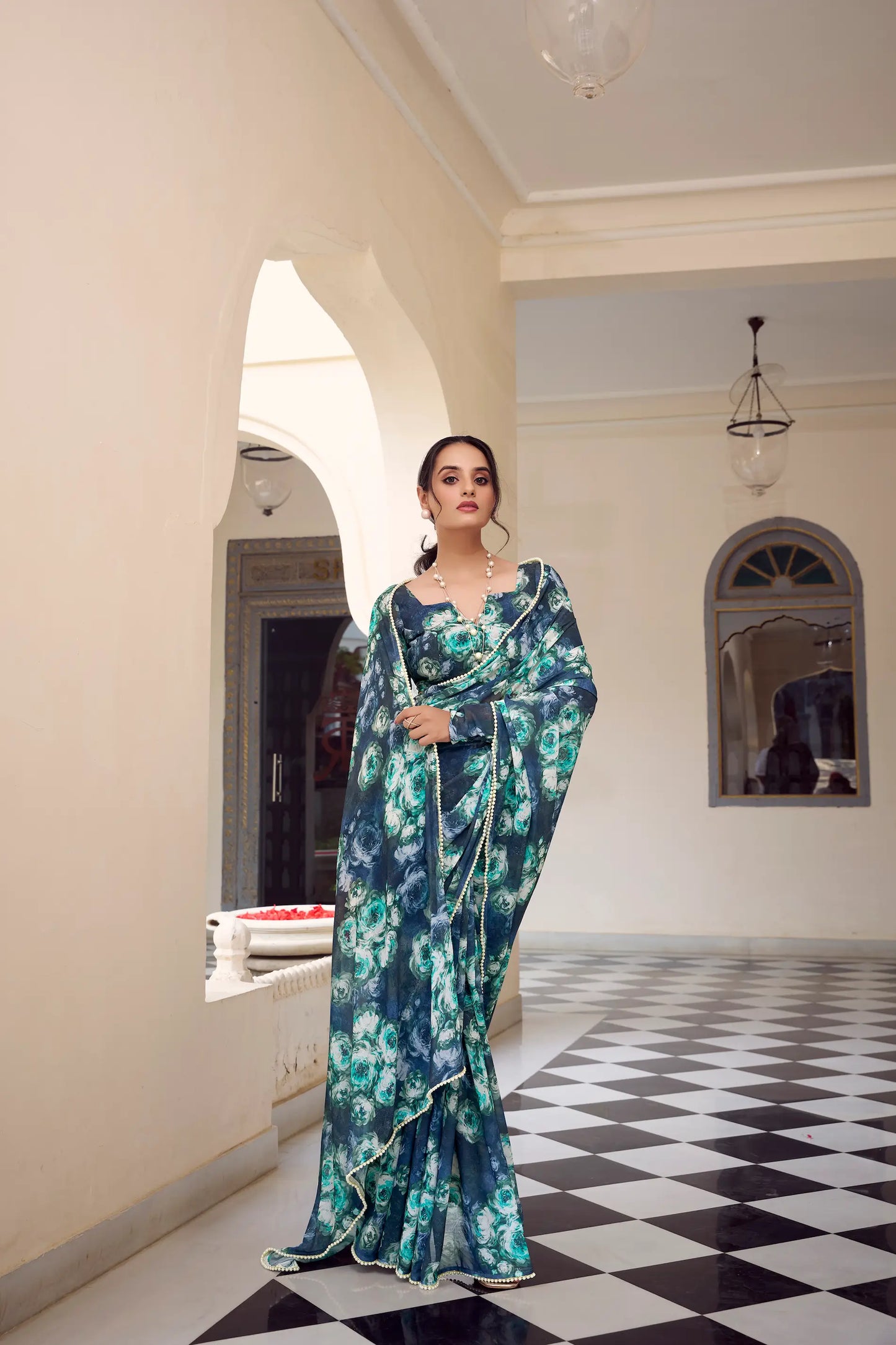 Sari fleuri en marbré léger bleu marine, et une bordure en dentelle perlée raffinée, manches longues COLLECTION KATRINA