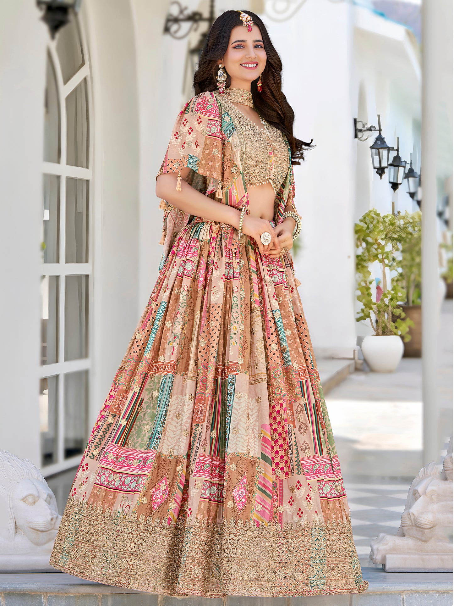 Eleganter rosa-grauer Braut-Lehenga mit Zarkan-Stickerei und Pailletten