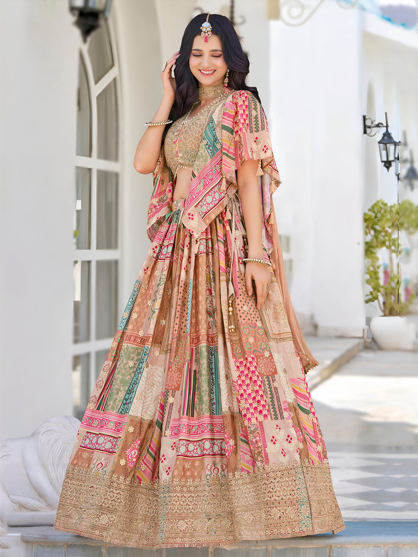 Eleganter rosa-grauer Braut-Lehenga mit Zarkan-Stickerei und Pailletten