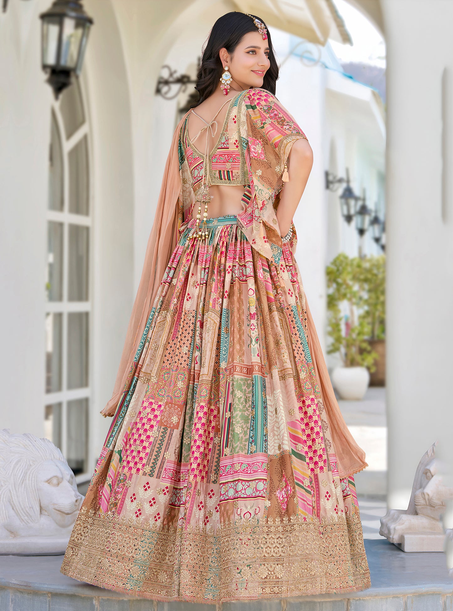 Eleganter rosa-grauer Braut-Lehenga mit Zarkan-Stickerei und Pailletten