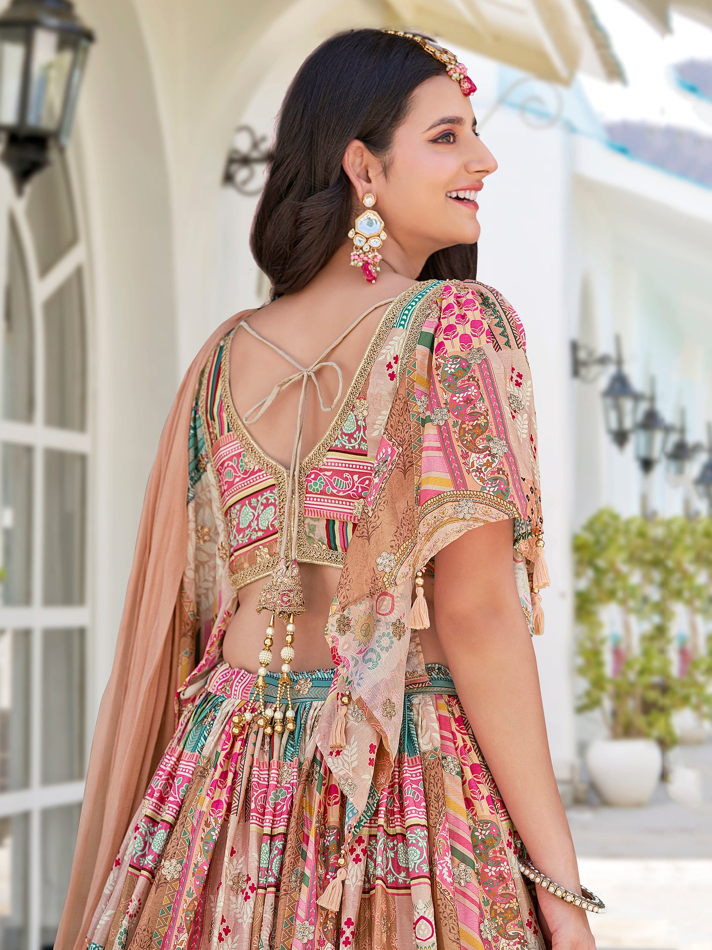 Eleganter rosa-grauer Braut-Lehenga mit Zarkan-Stickerei und Pailletten