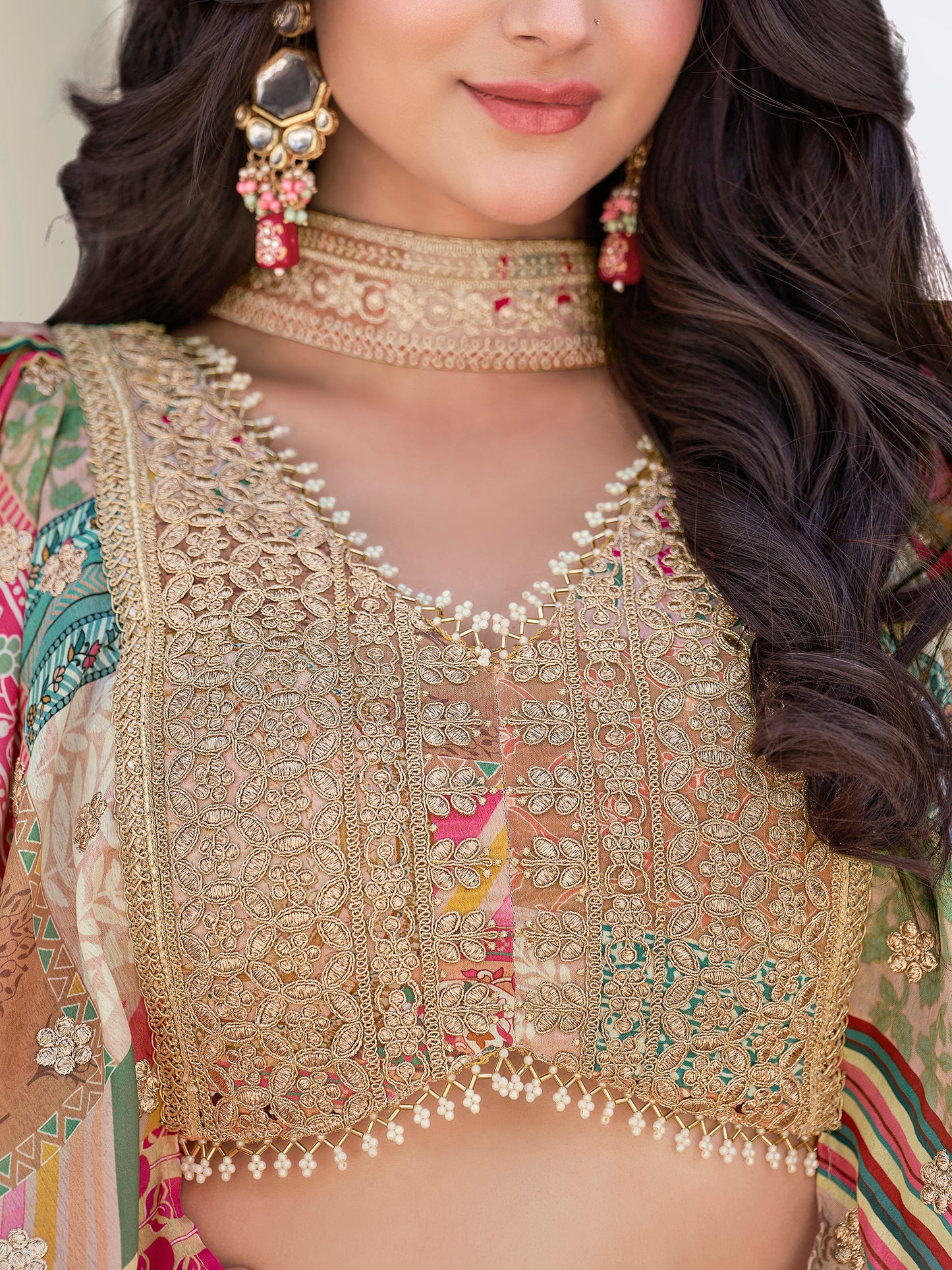 Eleganter rosa-grauer Braut-Lehenga mit Zarkan-Stickerei und Pailletten
