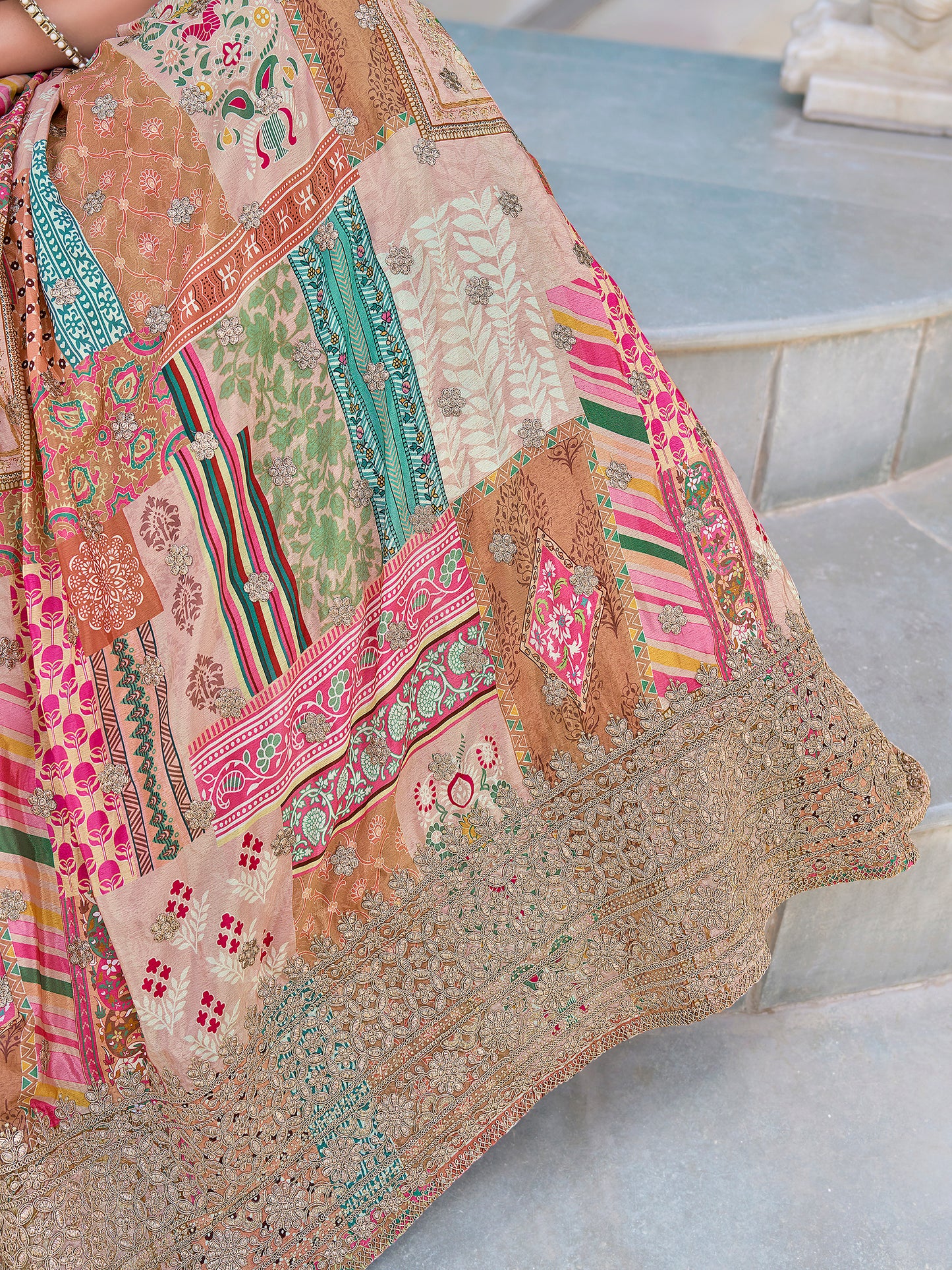 Eleganter rosa-grauer Braut-Lehenga mit Zarkan-Stickerei und Pailletten