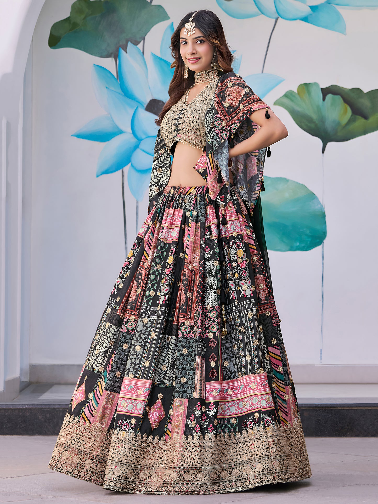 Eleganter rosa-grauer Braut-Lehenga mit Zarkan-Stickerei und Pailletten