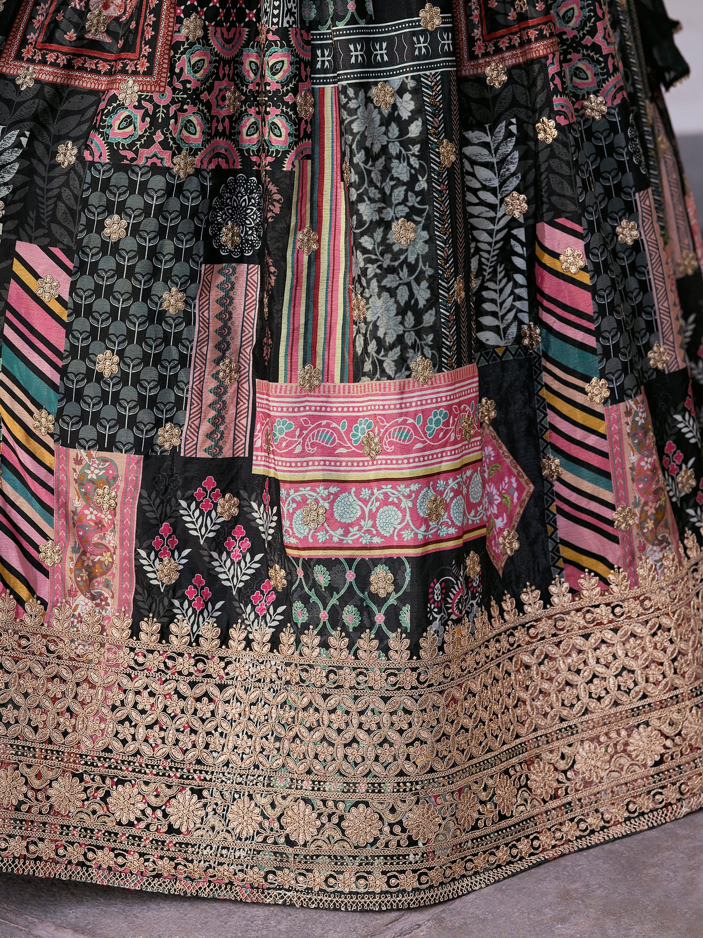 Eleganter rosa-grauer Braut-Lehenga mit Zarkan-Stickerei und Pailletten