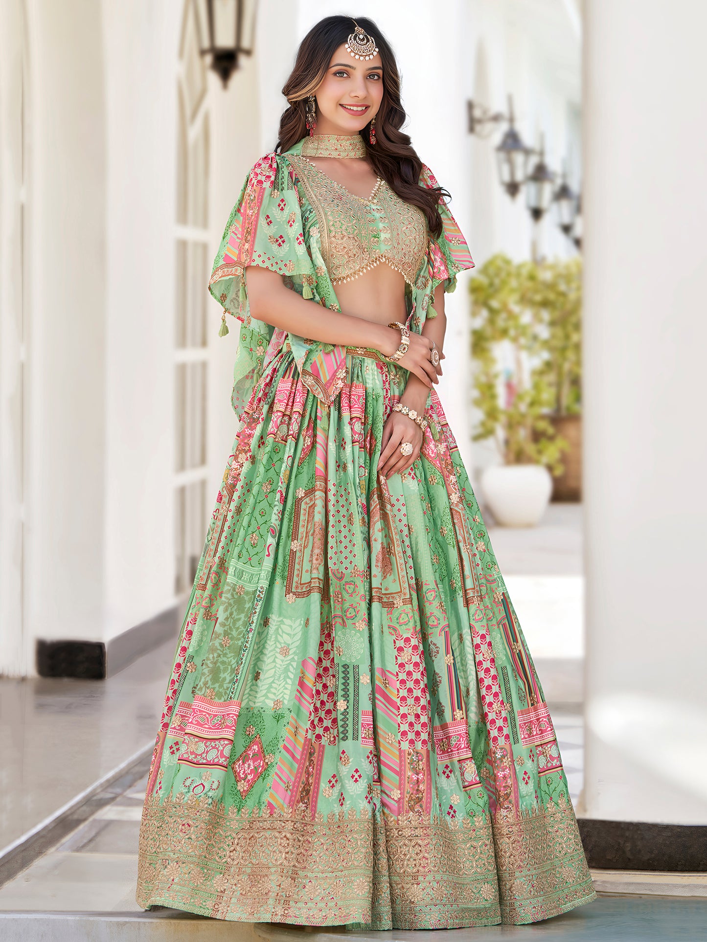 Eleganter rosa-grauer Braut-Lehenga mit Zarkan-Stickerei und Pailletten