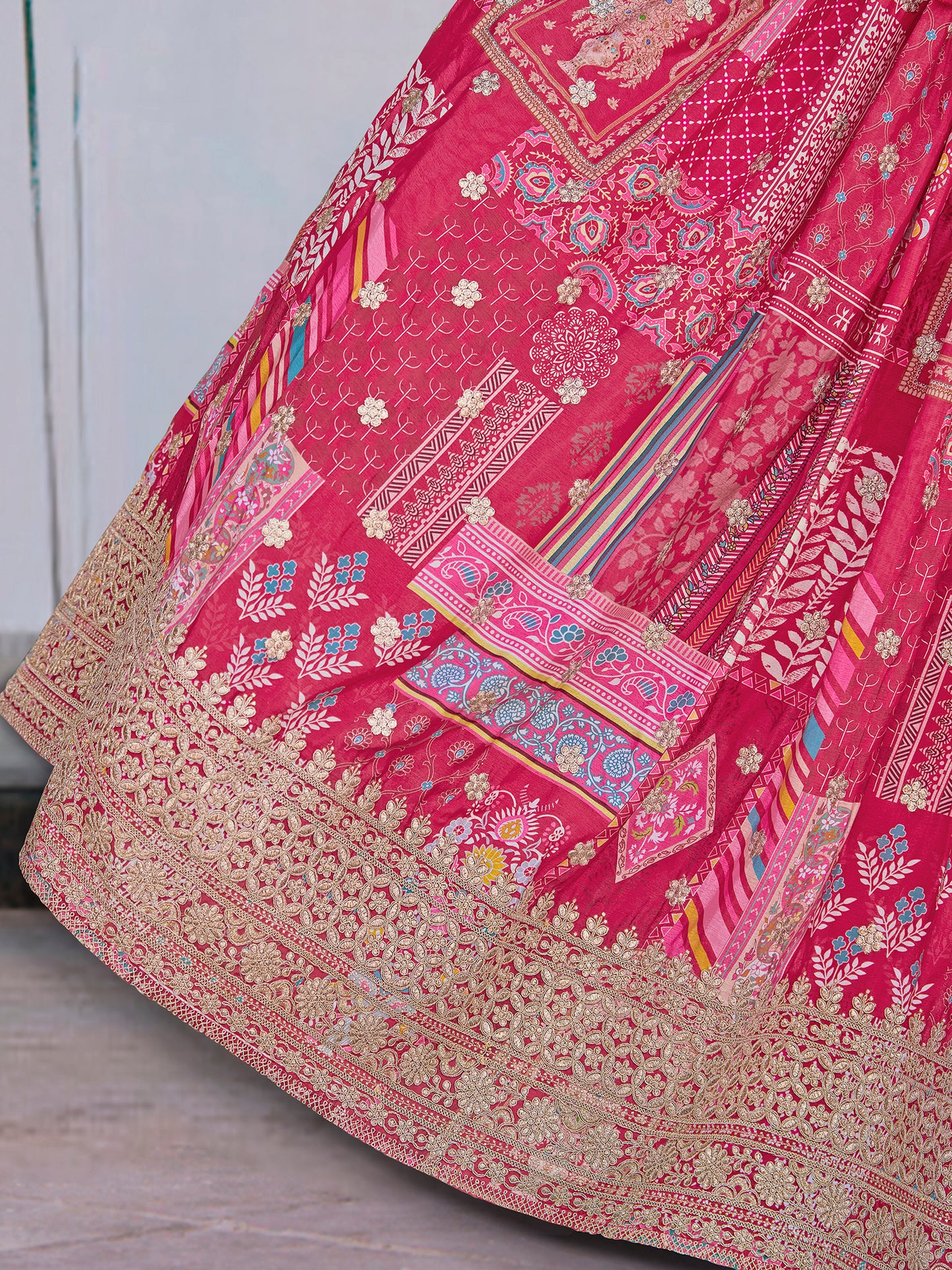 Eleganter rosa-grauer Braut-Lehenga mit Zarkan-Stickerei und Pailletten