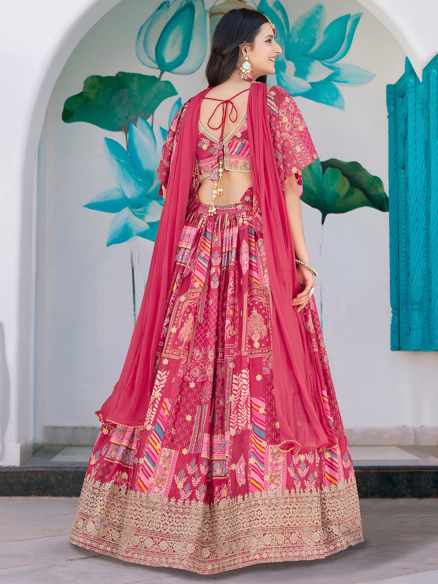 Eleganter rosa-grauer Braut-Lehenga mit Zarkan-Stickerei und Pailletten