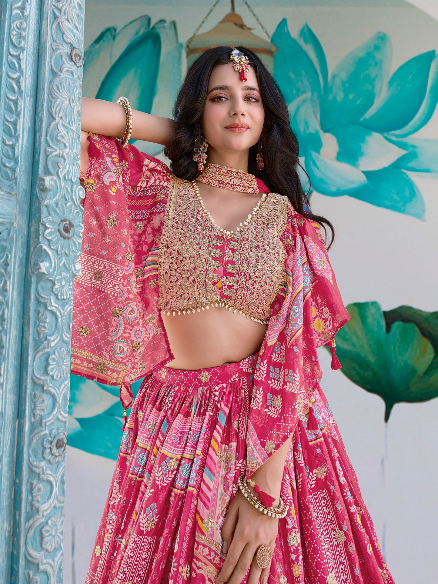 Eleganter rosa-grauer Braut-Lehenga mit Zarkan-Stickerei und Pailletten