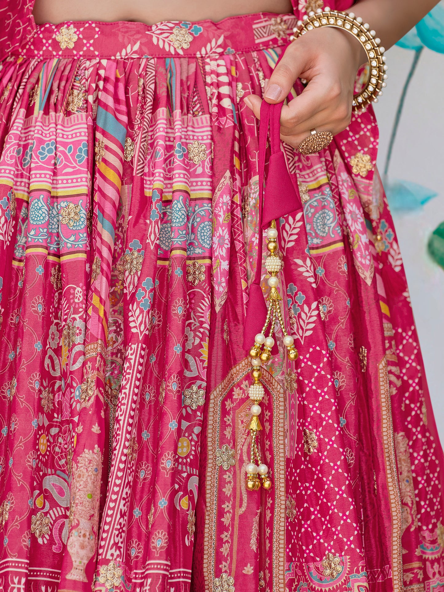 Eleganter rosa-grauer Braut-Lehenga mit Zarkan-Stickerei und Pailletten