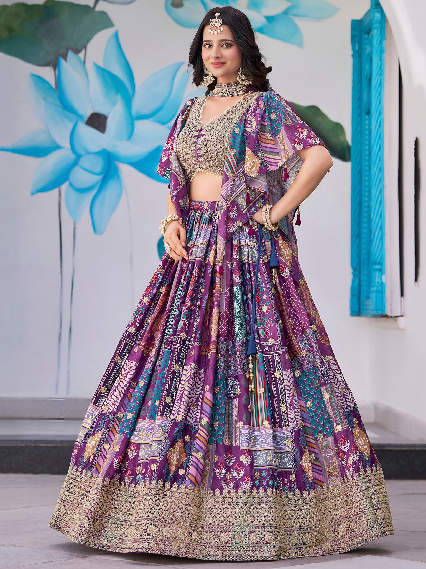 Eleganter rosa-grauer Braut-Lehenga mit Zarkan-Stickerei und Pailletten