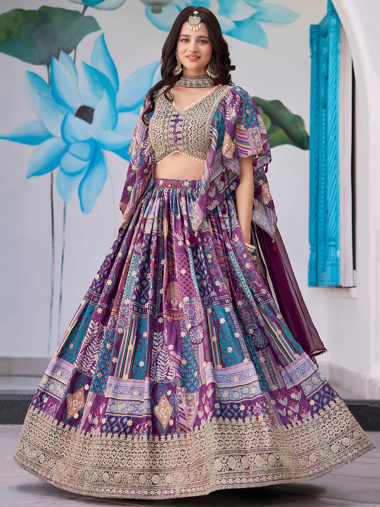 Eleganter rosa-grauer Braut-Lehenga mit Zarkan-Stickerei und Pailletten