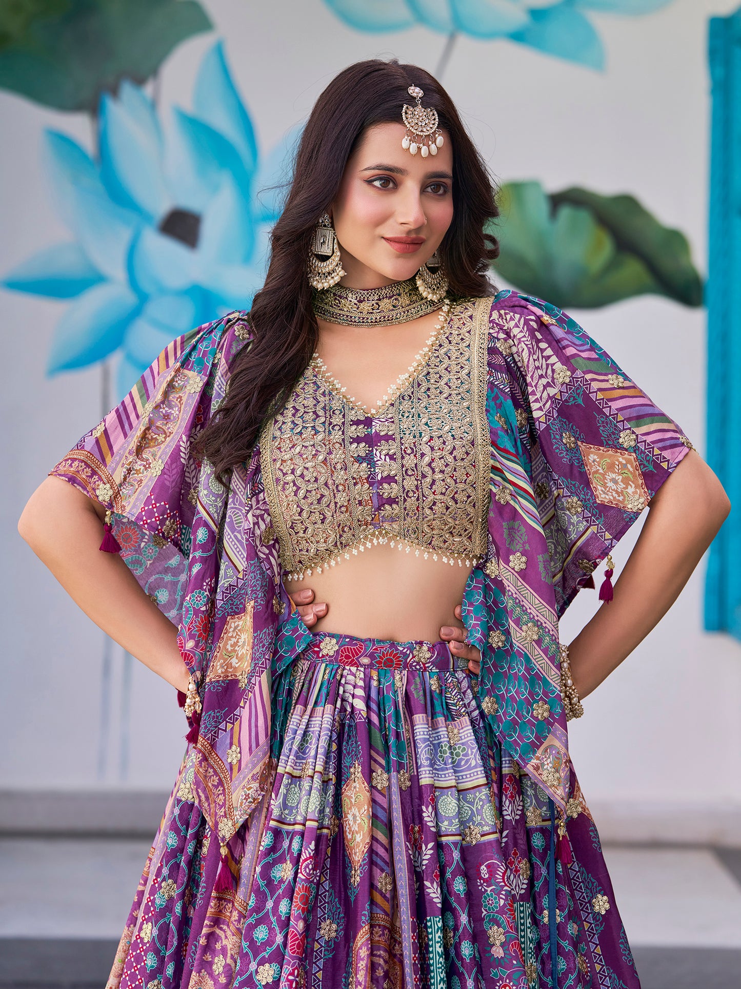 Eleganter rosa-grauer Braut-Lehenga mit Zarkan-Stickerei und Pailletten