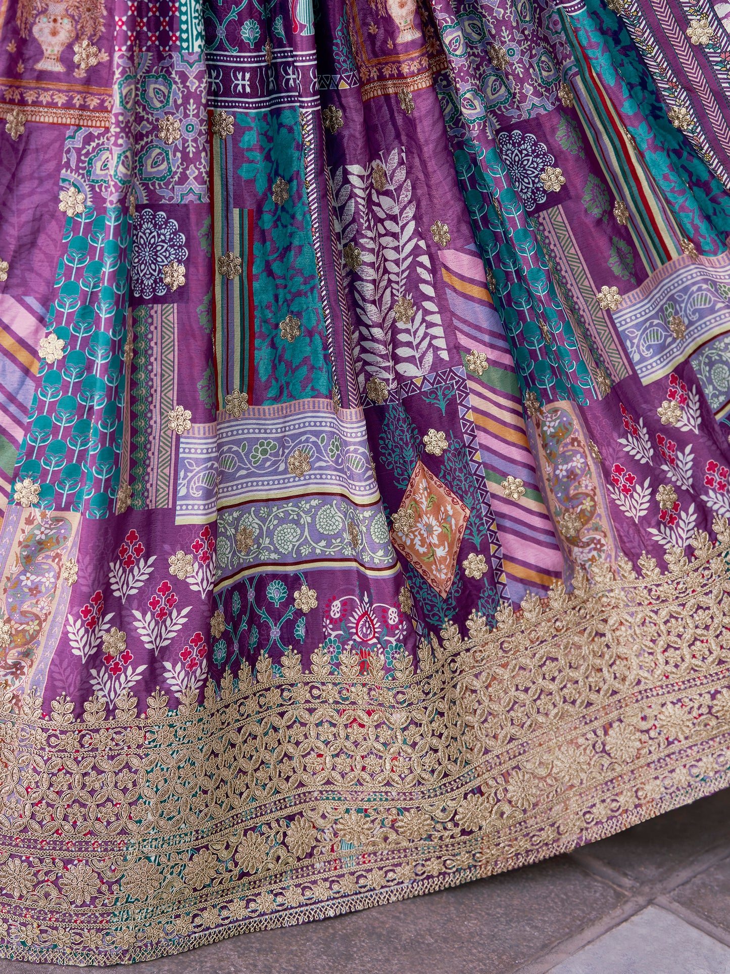 Eleganter rosa-grauer Braut-Lehenga mit Zarkan-Stickerei und Pailletten