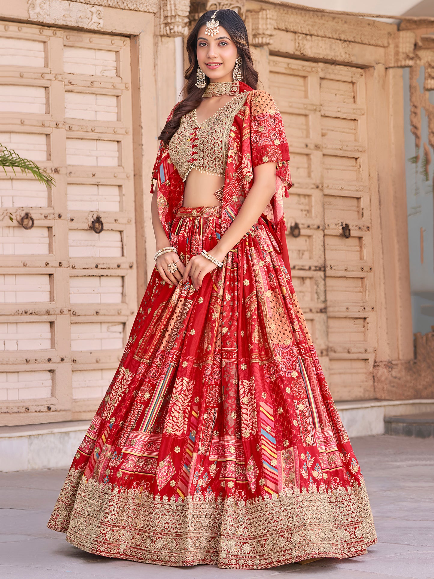 Eleganter rosa-grauer Braut-Lehenga mit Zarkan-Stickerei und Pailletten