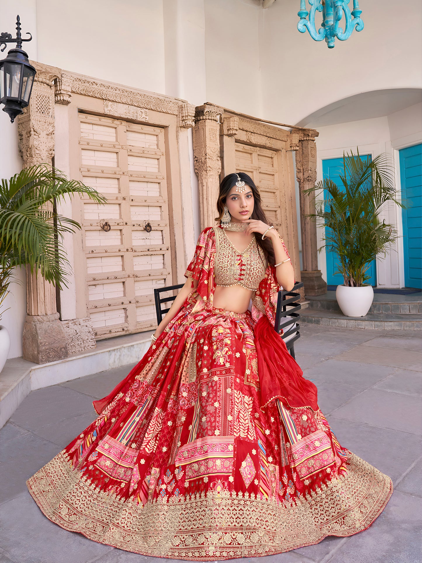 Eleganter rosa-grauer Braut-Lehenga mit Zarkan-Stickerei und Pailletten