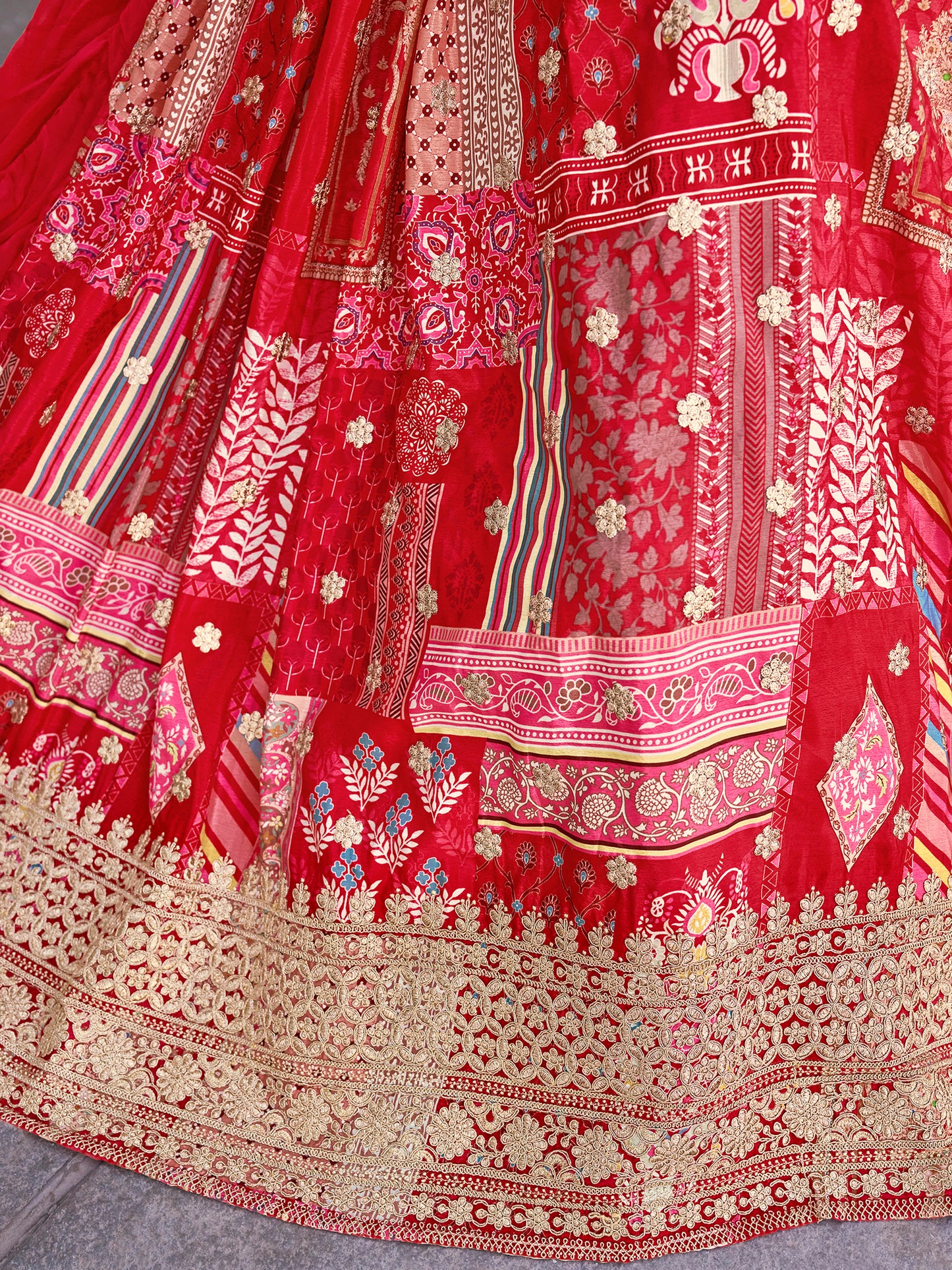 Eleganter rosa-grauer Braut-Lehenga mit Zarkan-Stickerei und Pailletten