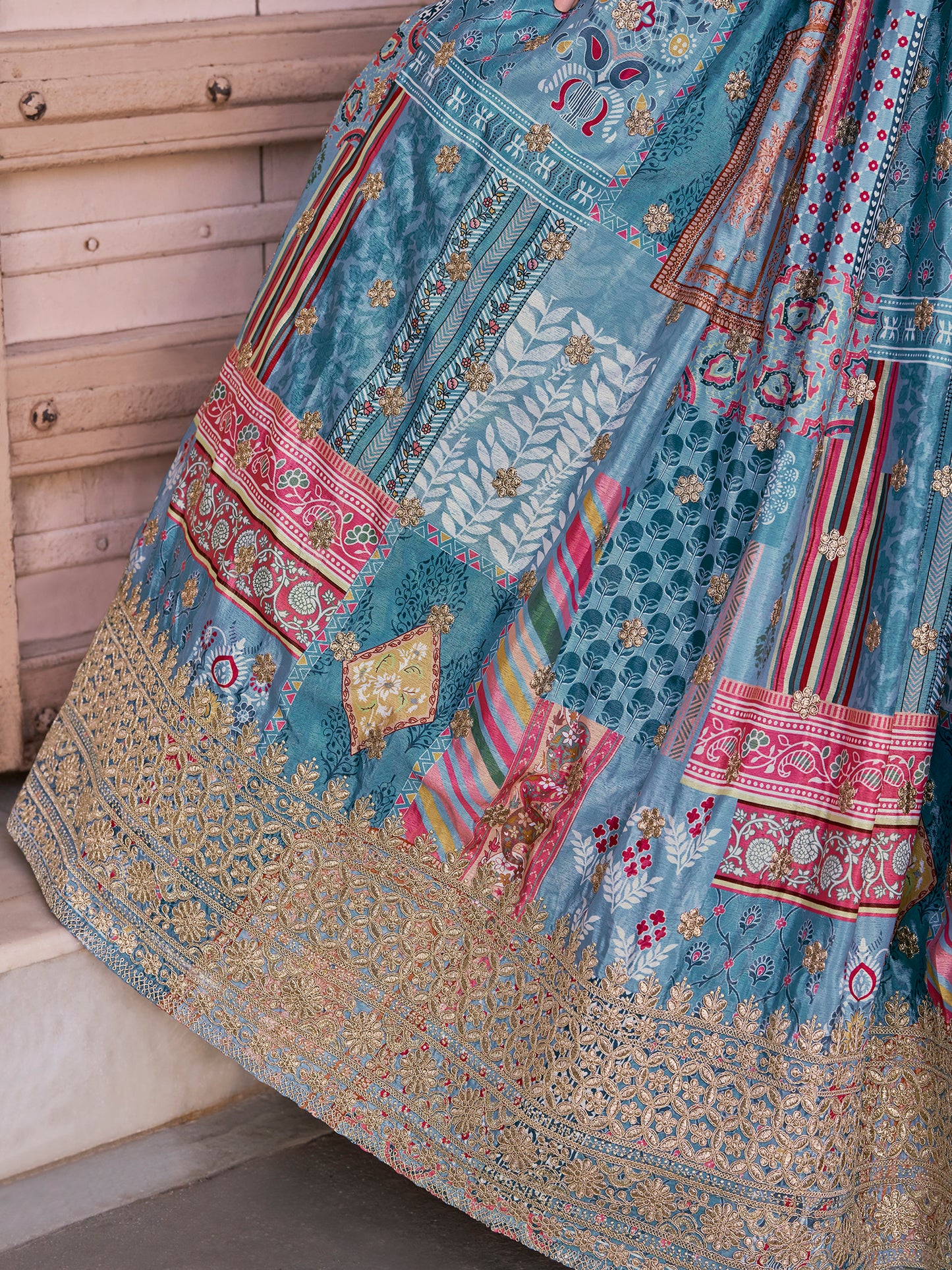 Eleganter rosa-grauer Braut-Lehenga mit Zarkan-Stickerei und Pailletten