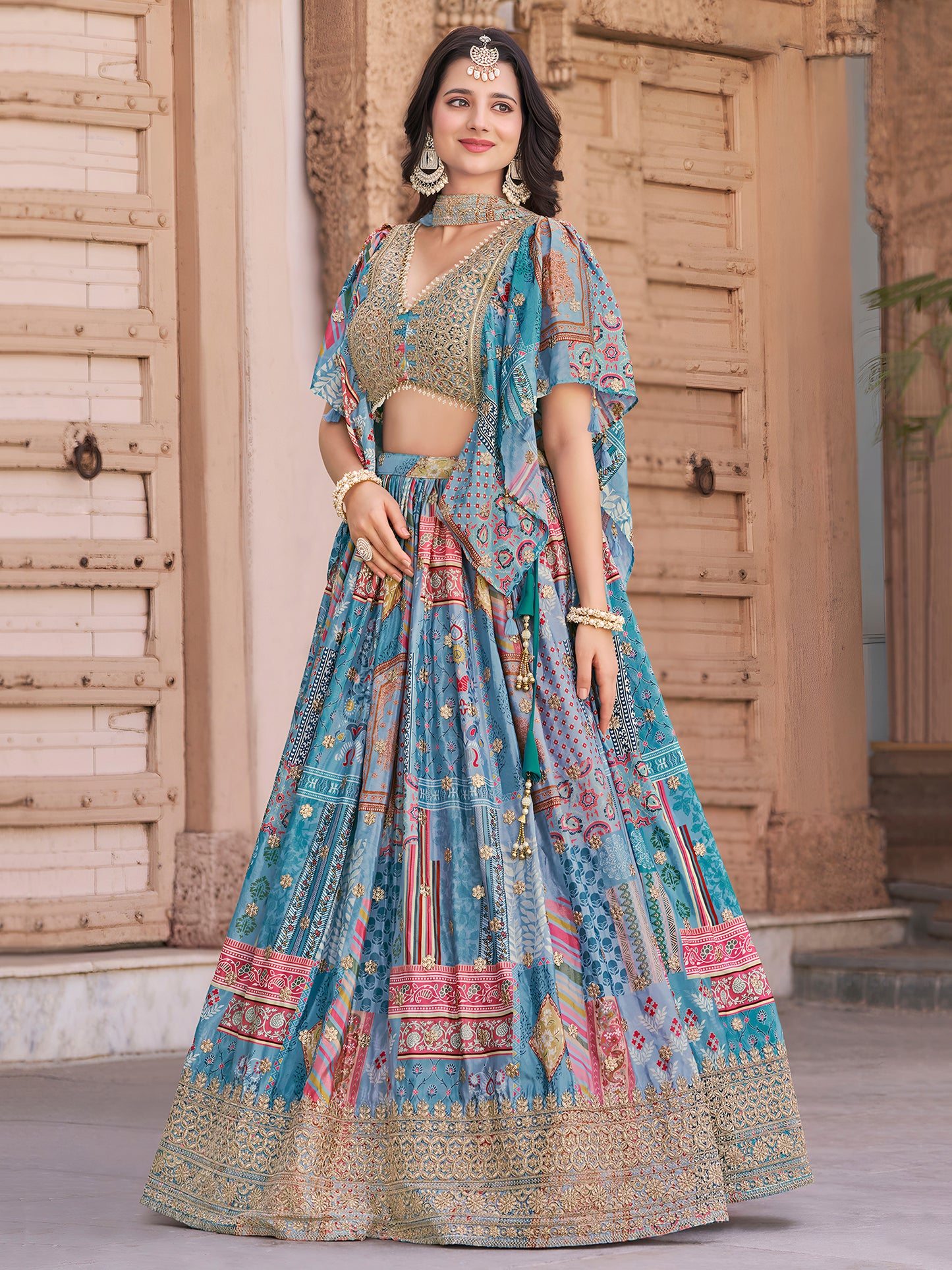 Eleganter rosa-grauer Braut-Lehenga mit Zarkan-Stickerei und Pailletten