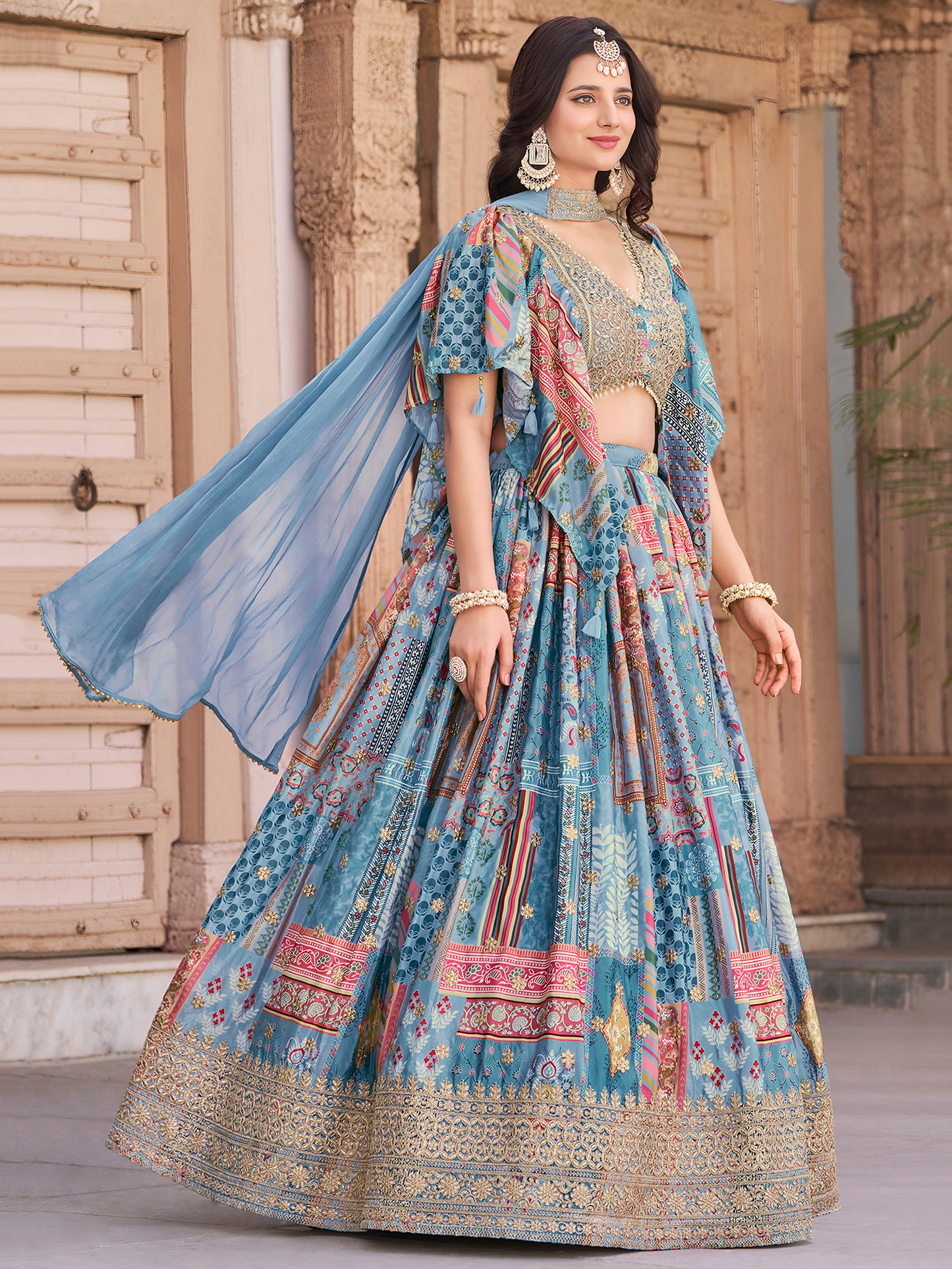 Eleganter rosa-grauer Braut-Lehenga mit Zarkan-Stickerei und Pailletten