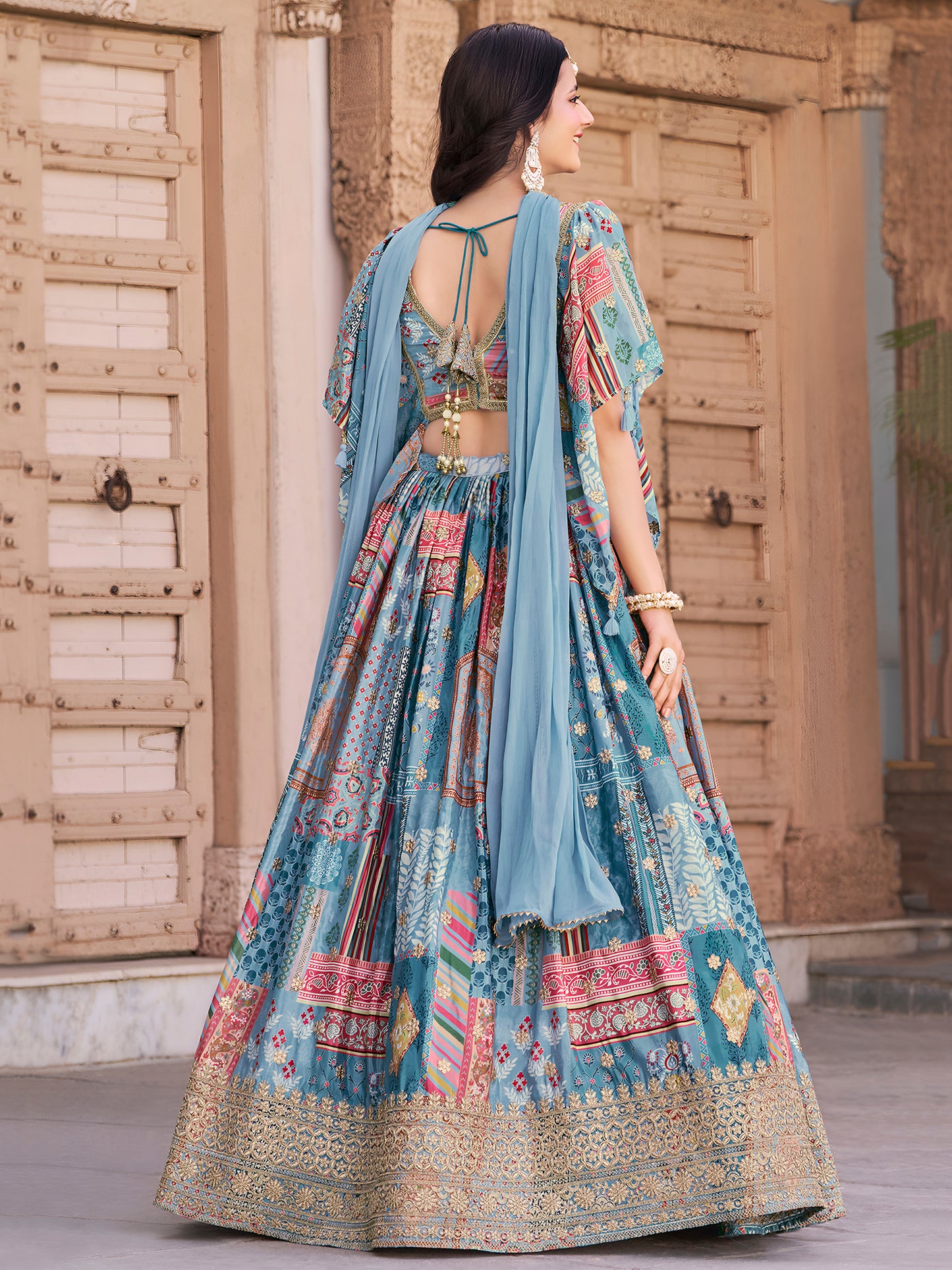 Eleganter rosa-grauer Braut-Lehenga mit Zarkan-Stickerei und Pailletten