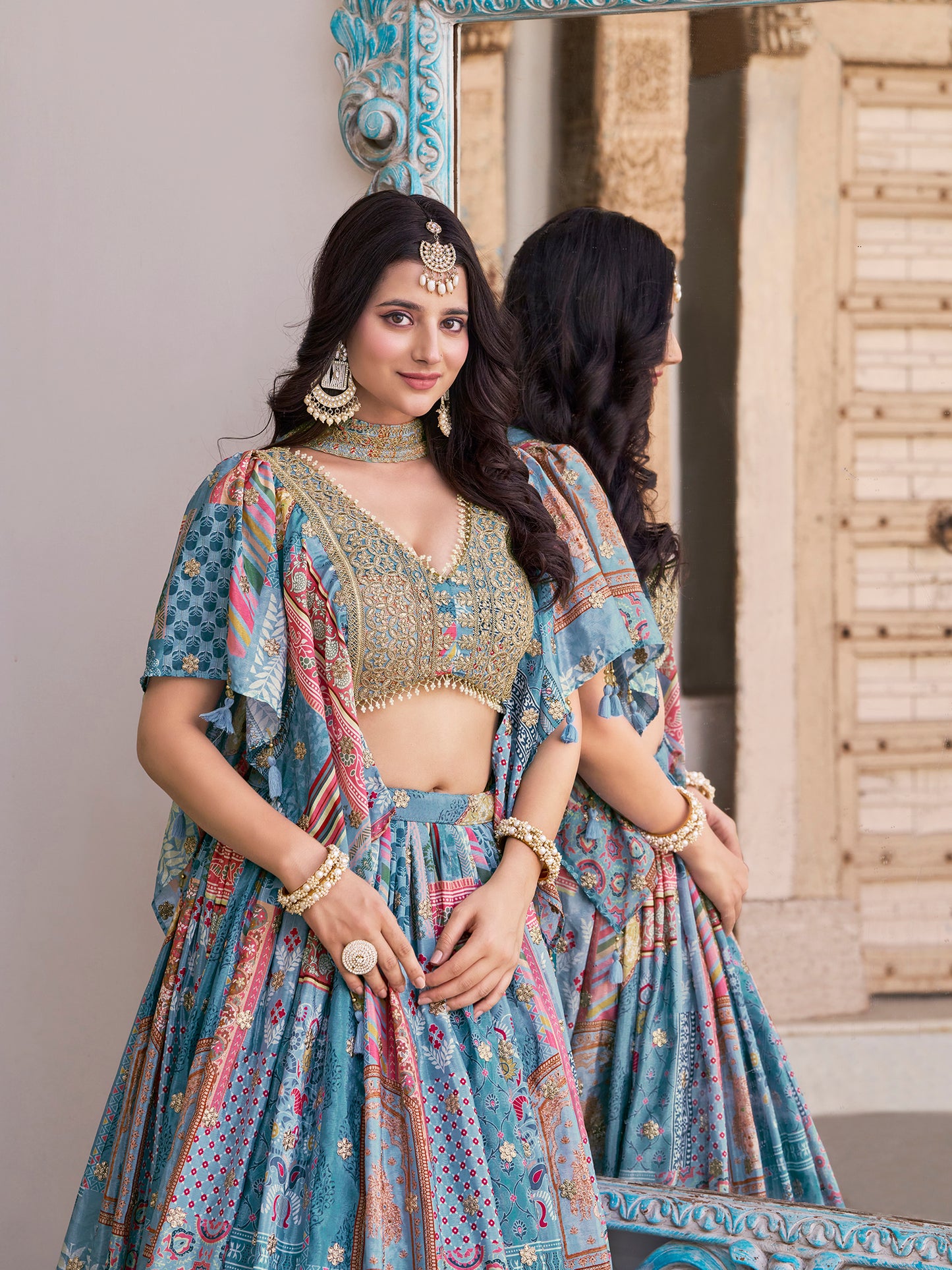 Eleganter rosa-grauer Braut-Lehenga mit Zarkan-Stickerei und Pailletten